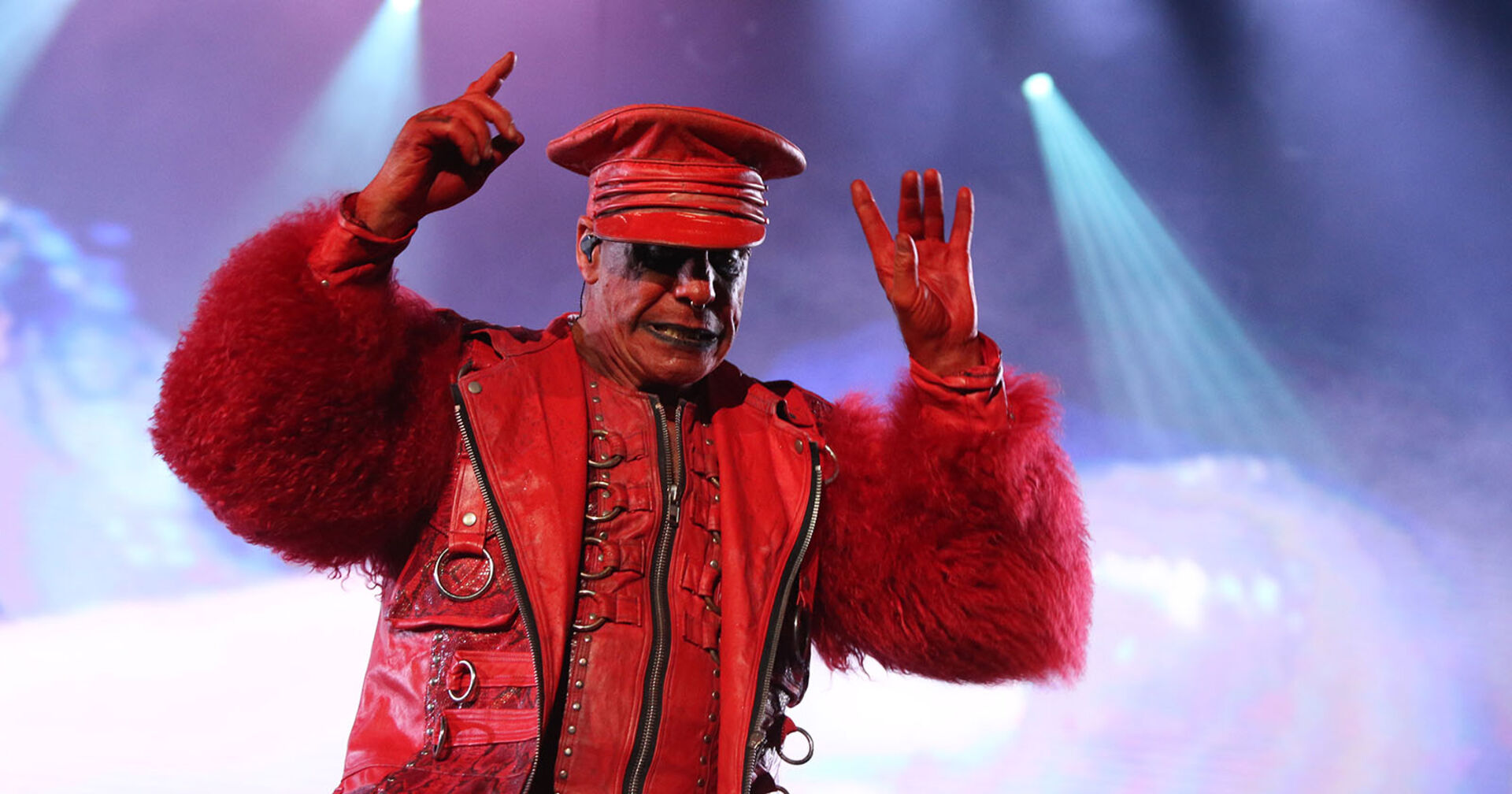 Rammstein-Sänger Till Lindemann bei einem Auftritt auf dem "‘Hell and Heaven Metal Fest"