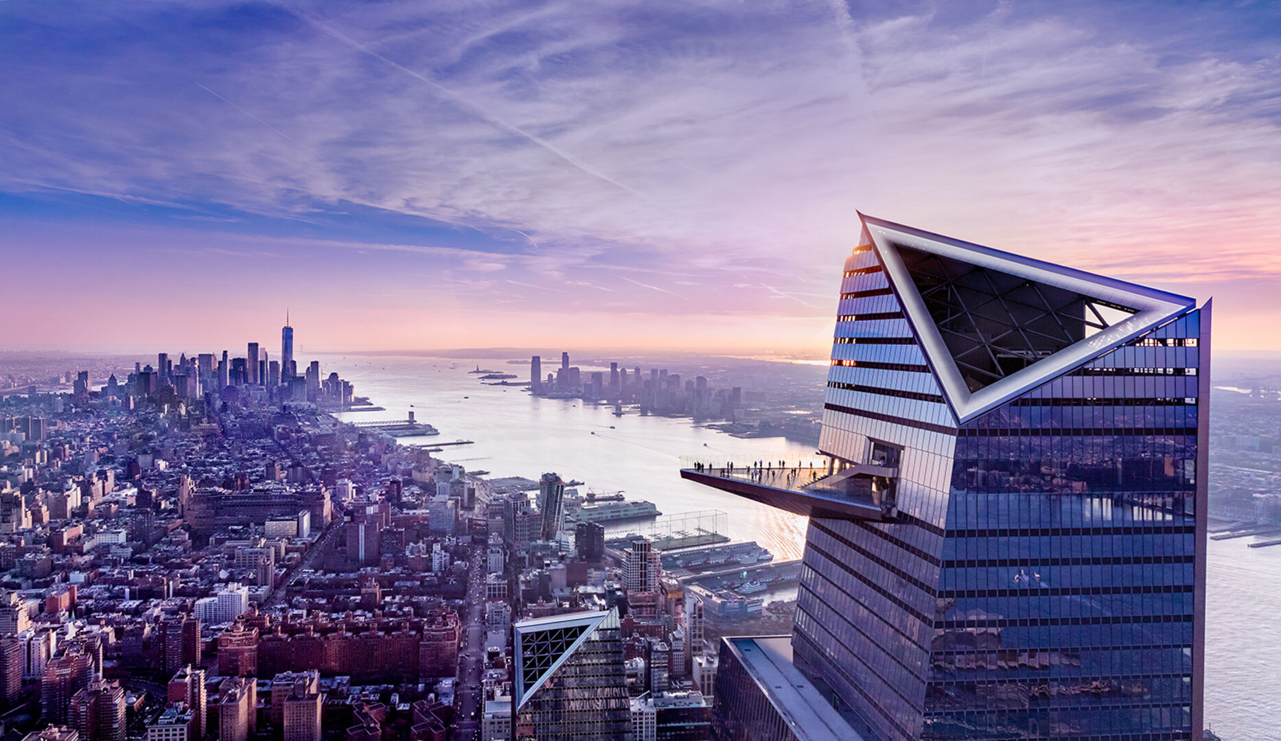 Obere Teil eines Wolkenkratzers in New York mit Aussichtsplattform