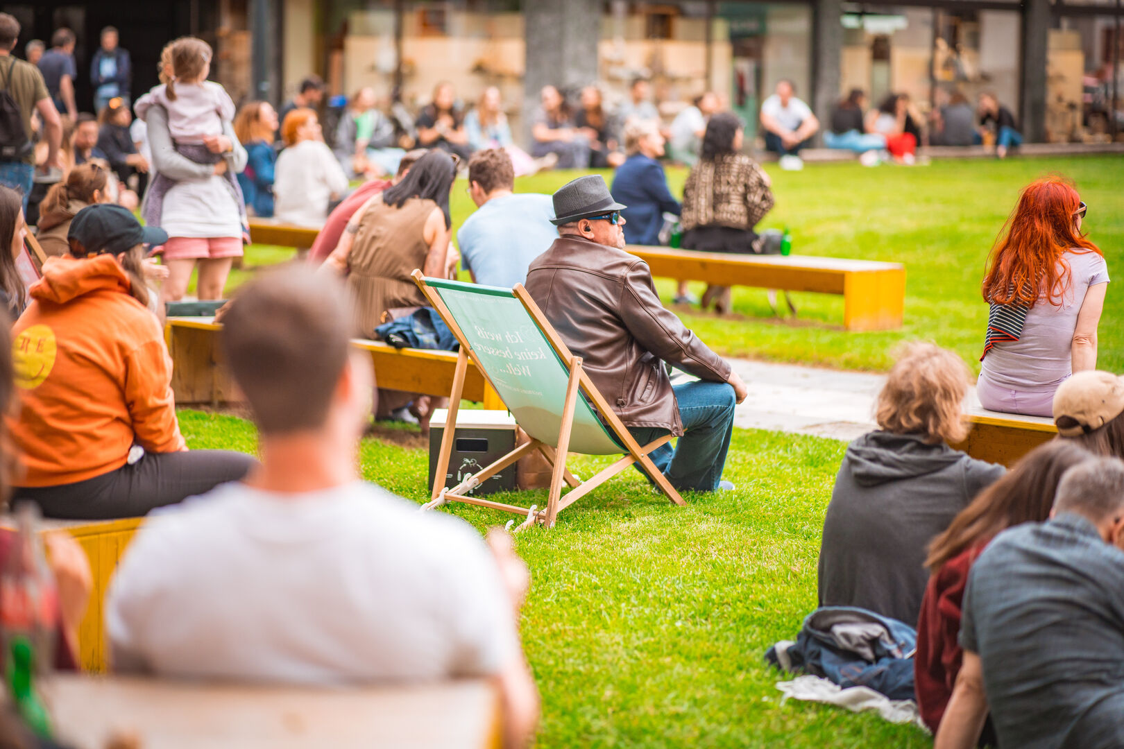 Besucher in Liegestühlen am Kardinalplatz
