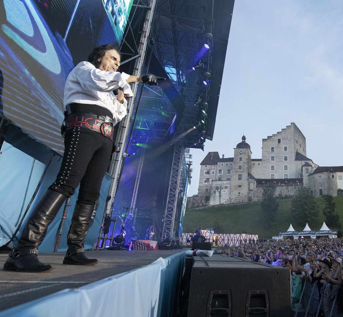 Alice Cooper auf der Bühne auf der Burg Clam.
