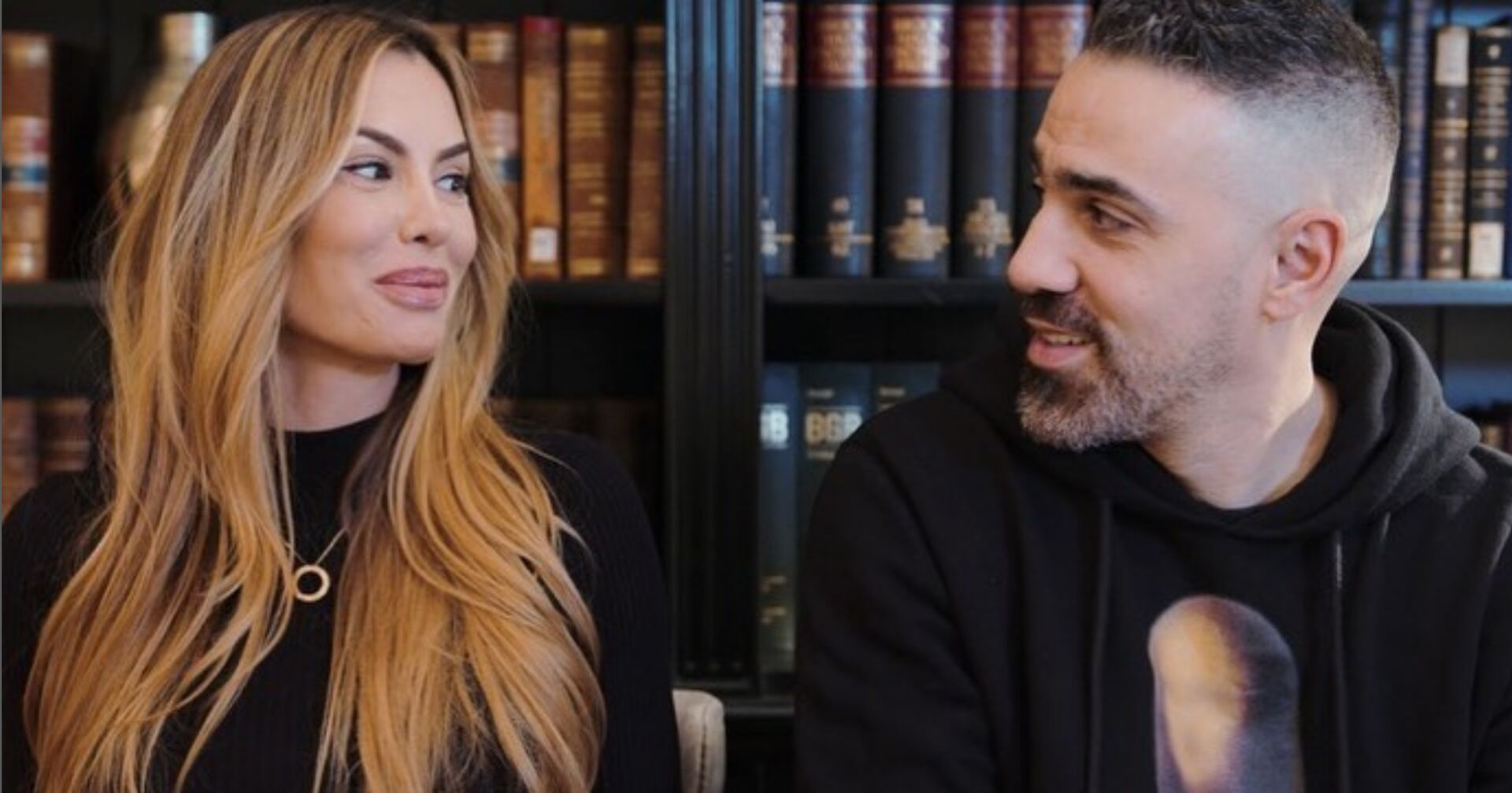 Anna-Maria Ferchichi und Bushio schauen sich verliebt an.