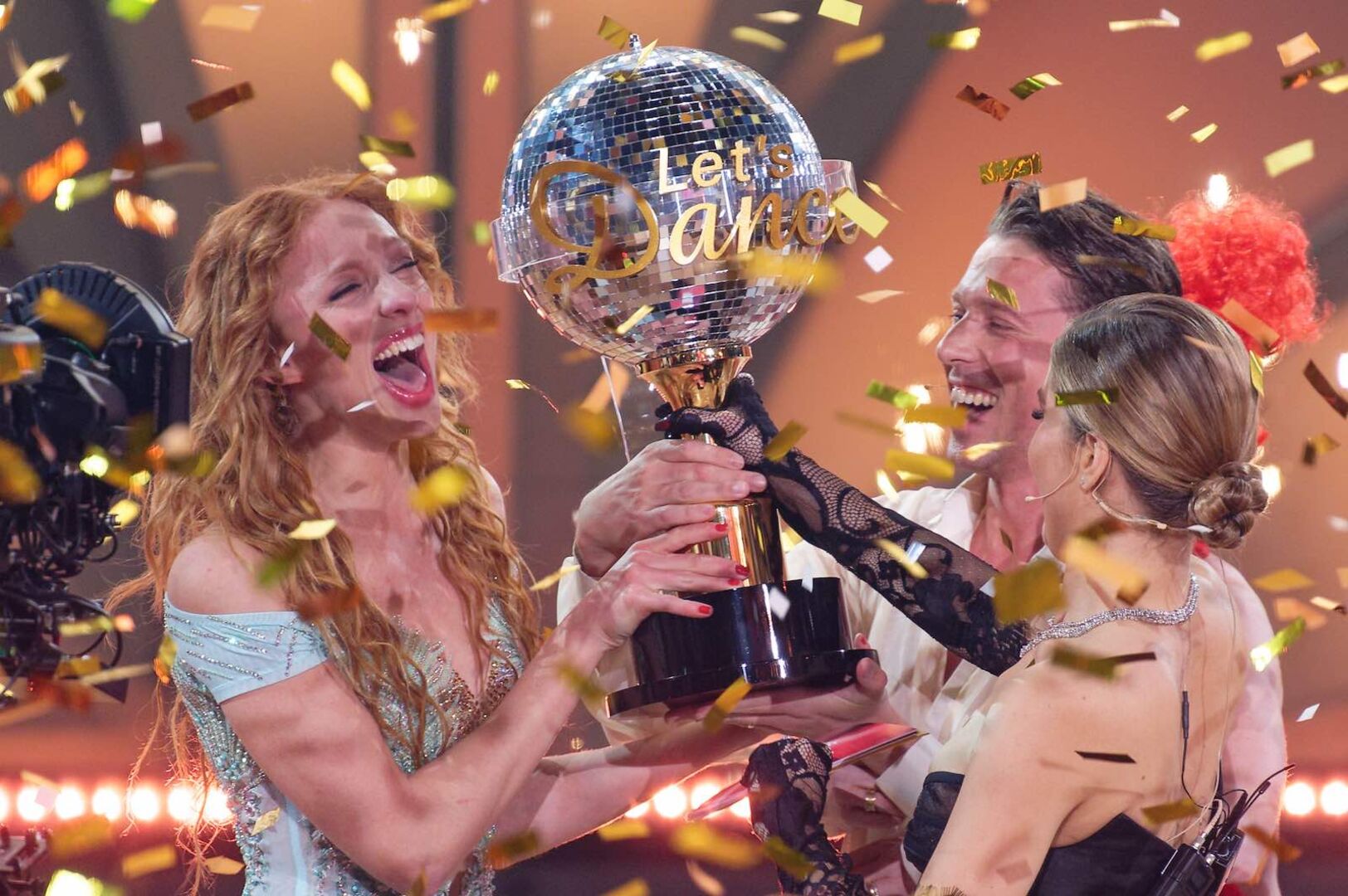 Anna Ermakova, ihr Tanzpartner Valentin Lusin und Victoria Swarovski freuen sich.