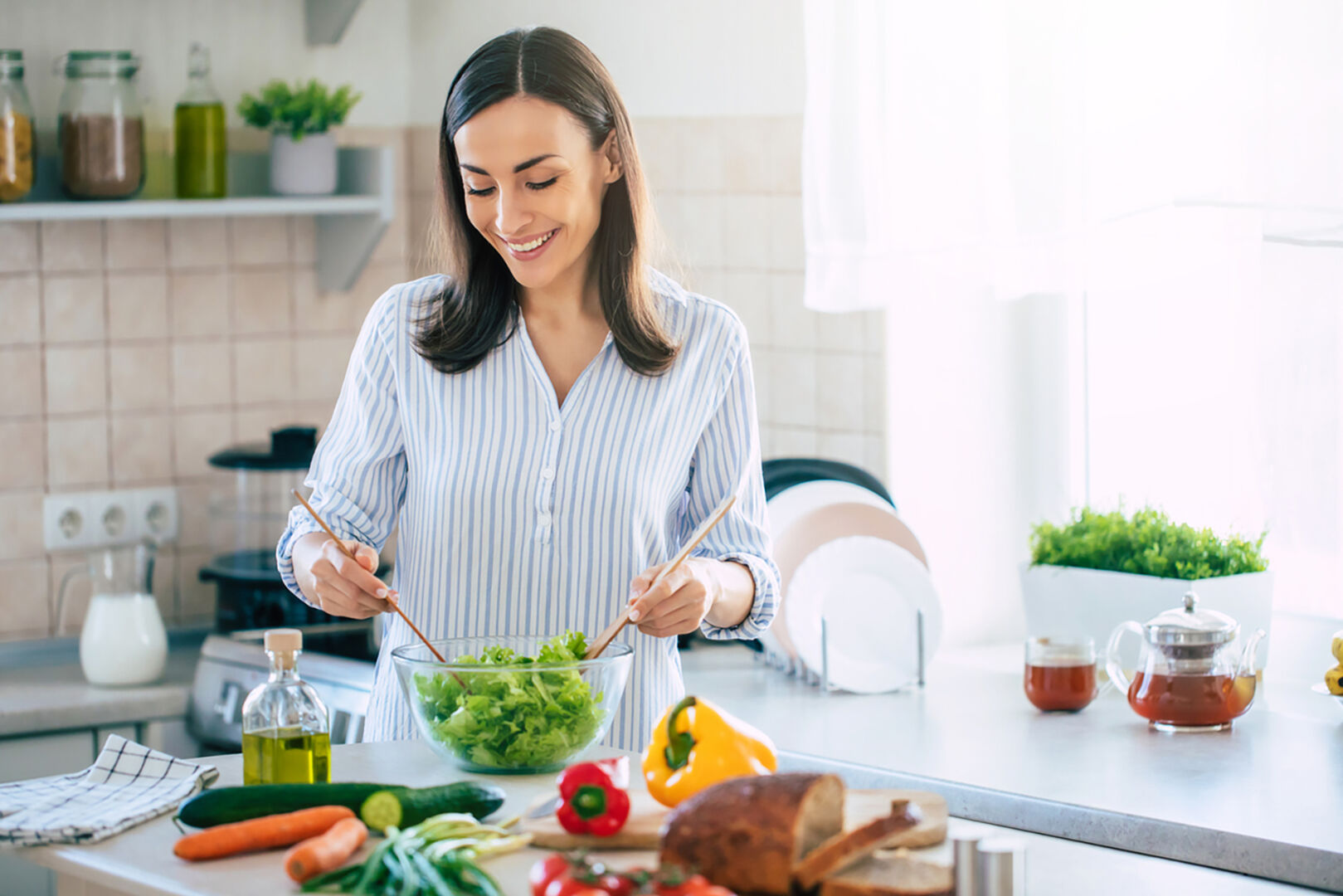 Frau isst Gemüse | Credit: iStock.com/Povozniuk