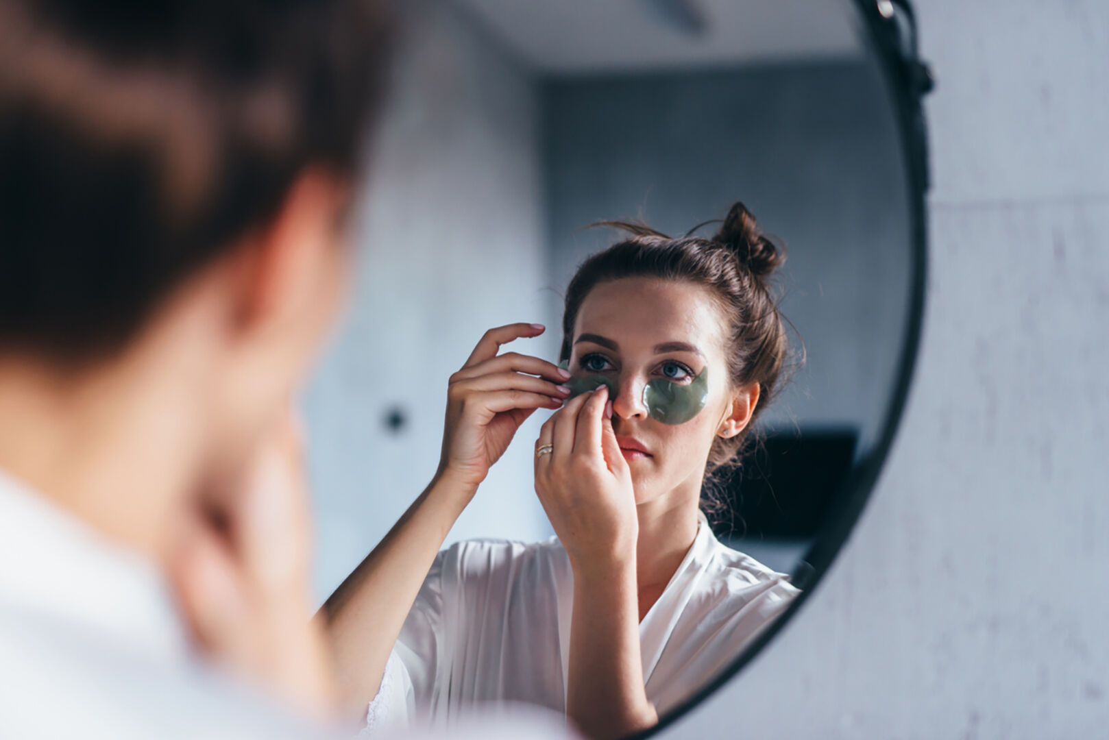 Frau pflegt ihre Augen | Credit: iStock.com/undrey