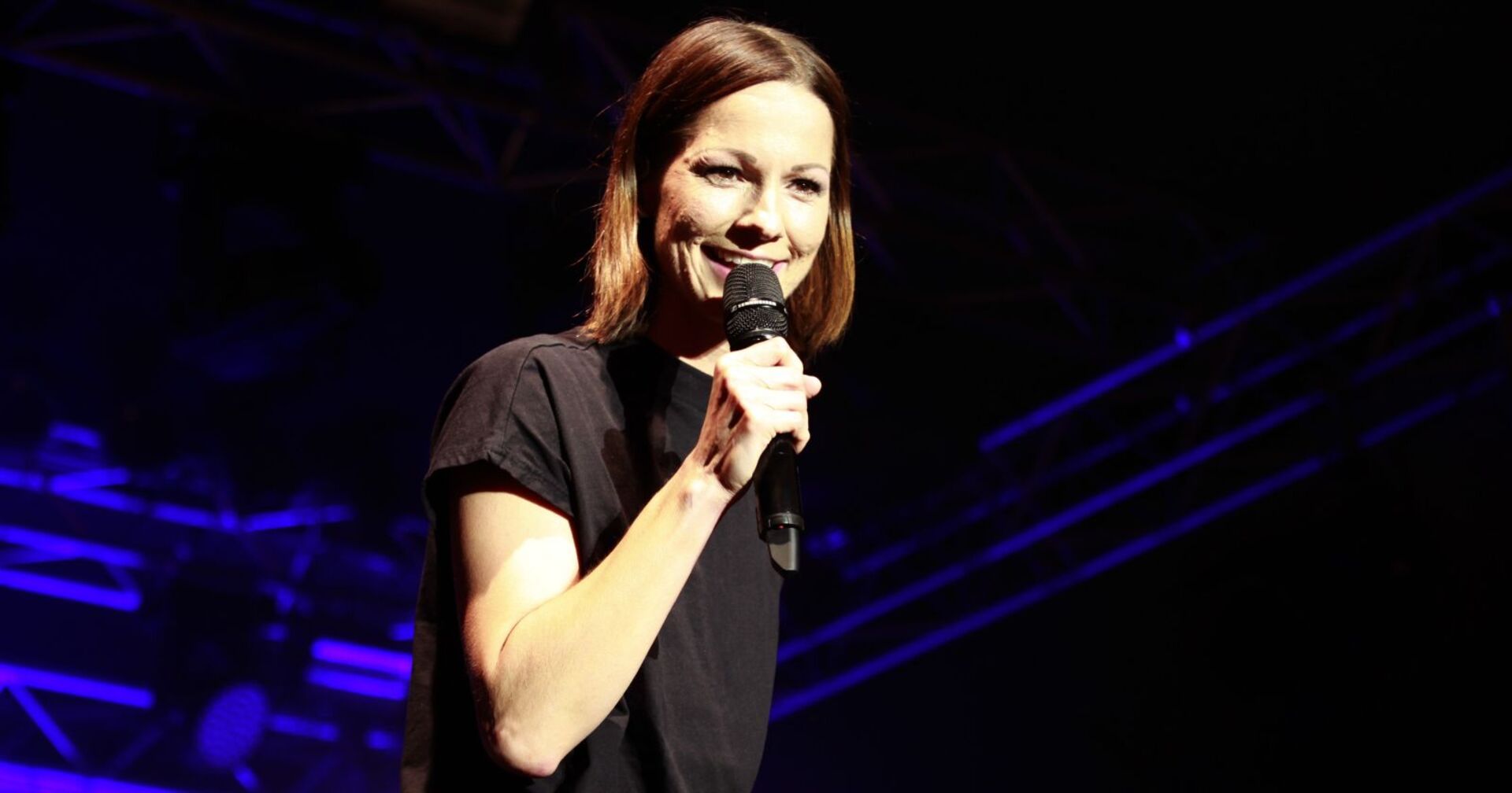 Christina Stürmer mit Mikrophon auf der Bühne.