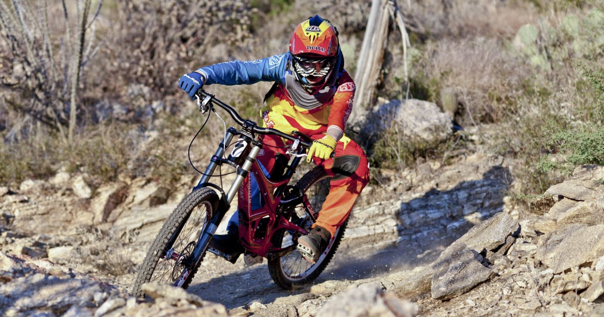Frau fährt ein Downhill-Bike | Credit: iStock.com/travelview
