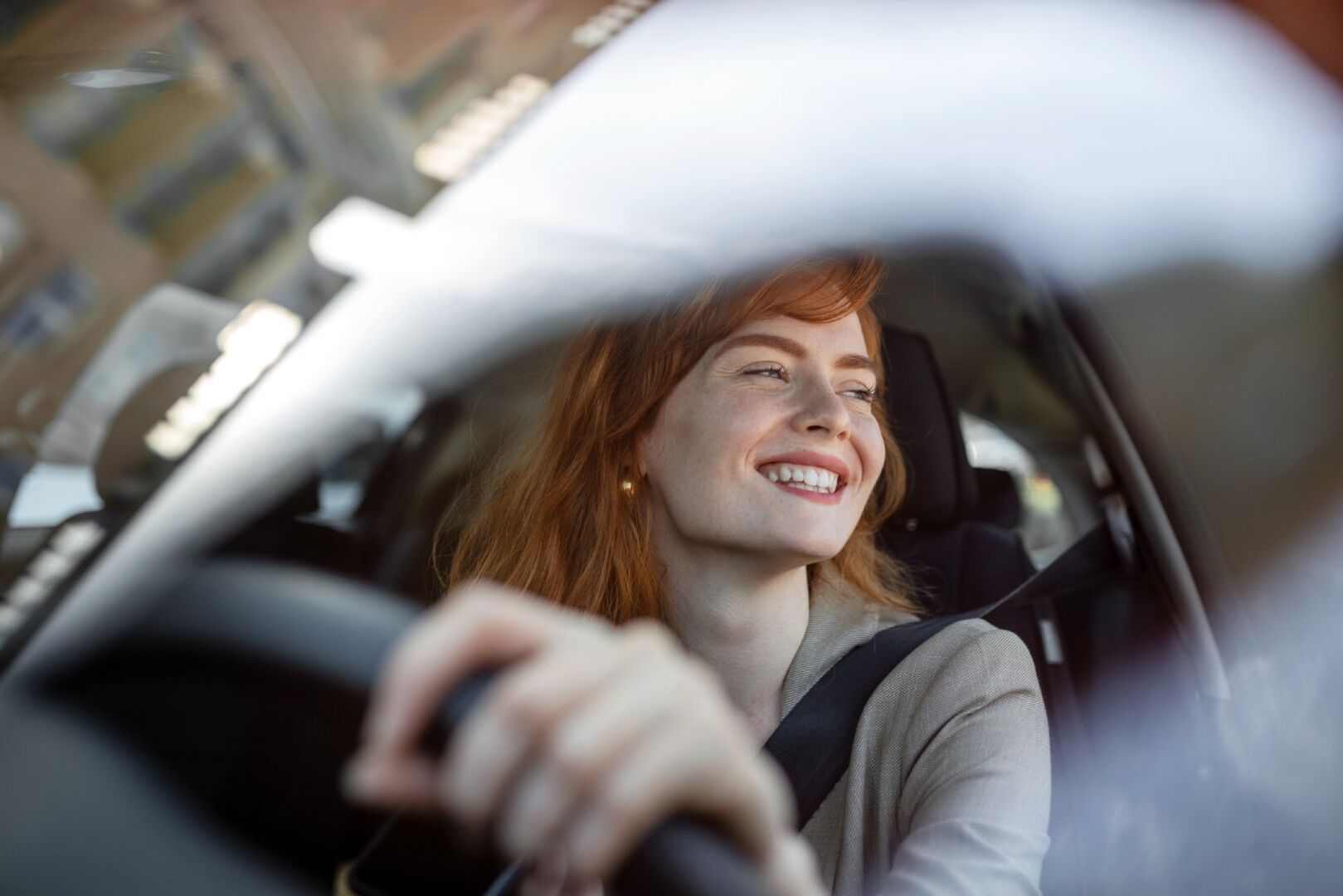 Frau fährt ein E-Auto | Credit: iStock.com/stefanamer