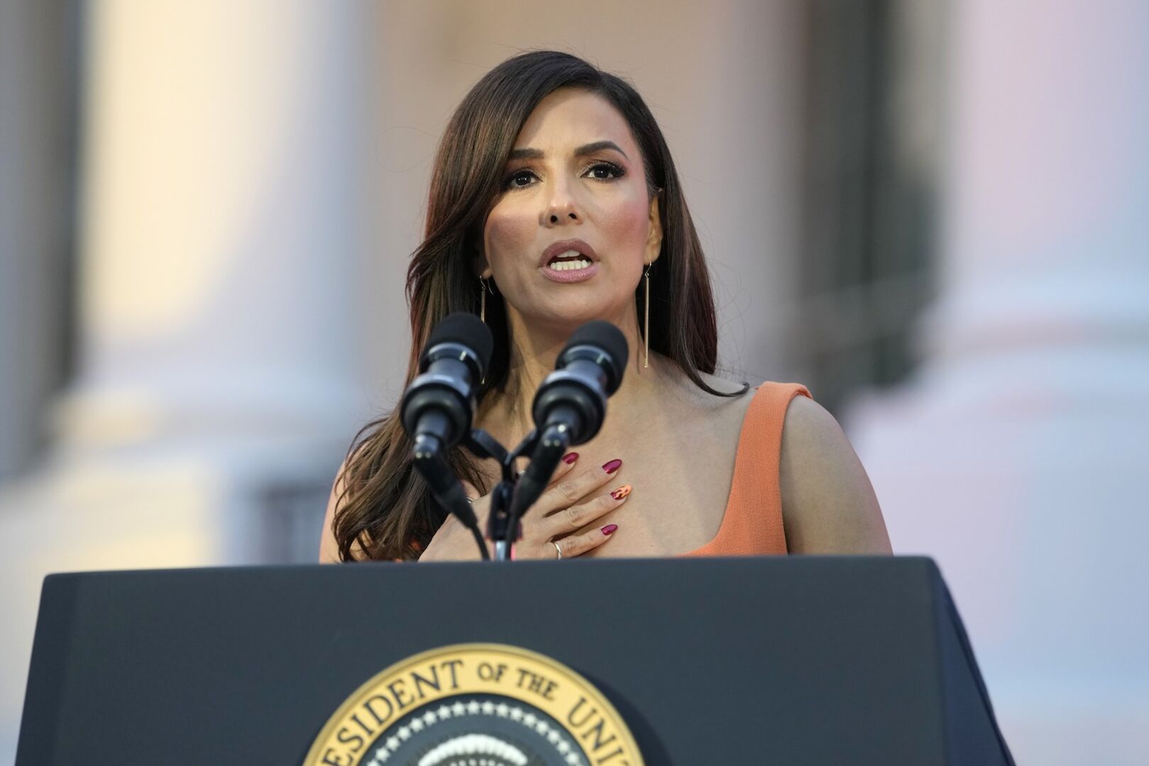 Eva Longoria hält eine Rede.