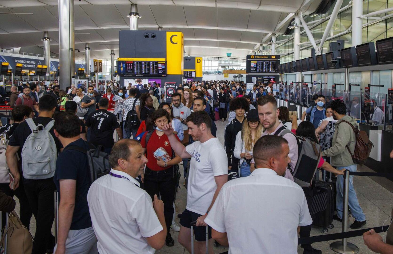 Extrem viele Leute auf einem Flughafen.