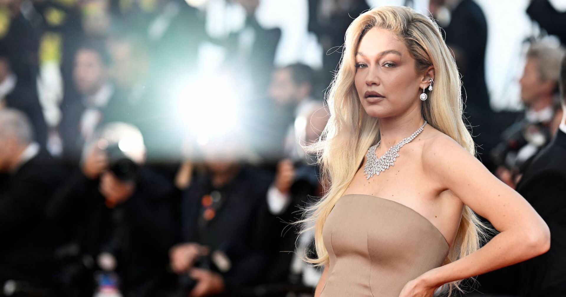 Gigi Hadid vor vielen Fotografen.