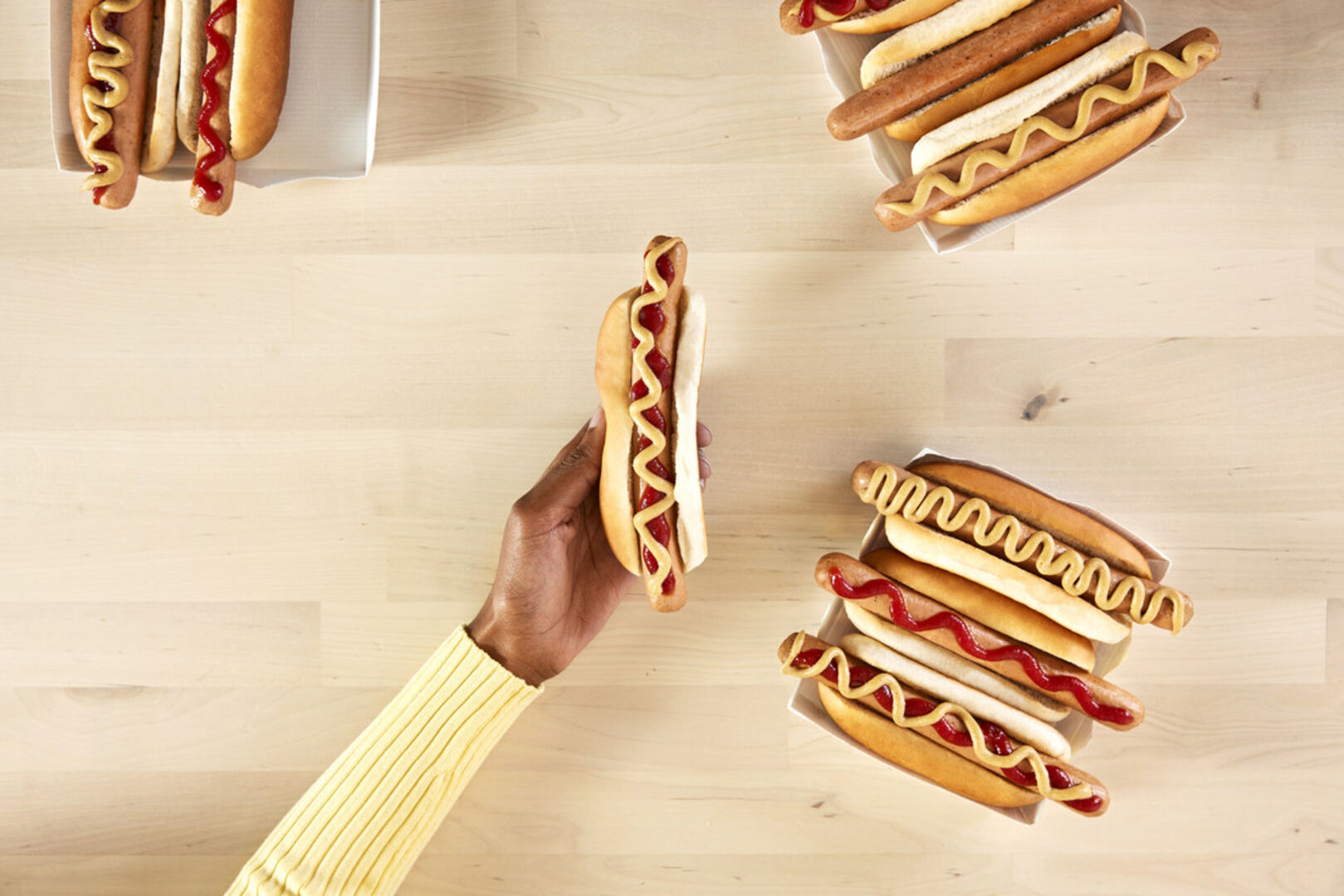 Mehrere Hotdogs auf einem Tisch
