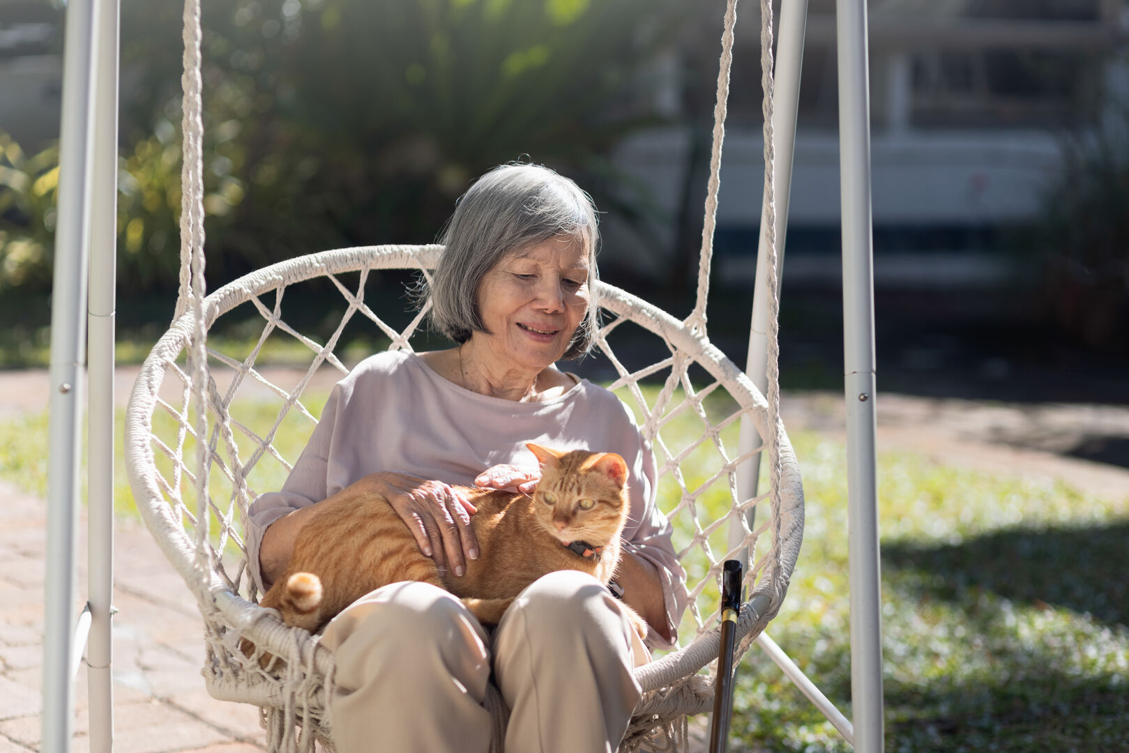 Alte Frau mit Katze