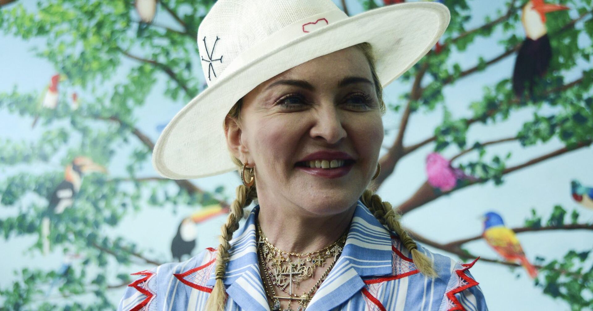 Madonna mit einem weißen Sonnenhut.