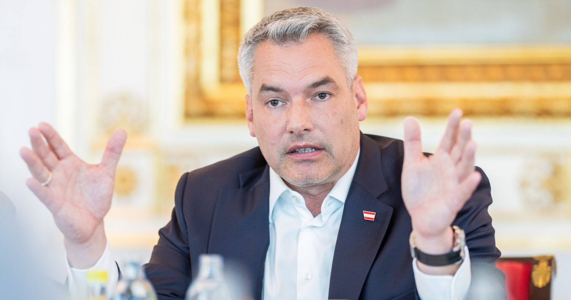 Kanzler Karl Nehammer bei einem Gespräch in Großaufnahme. Er spricht und gestikuliert.
