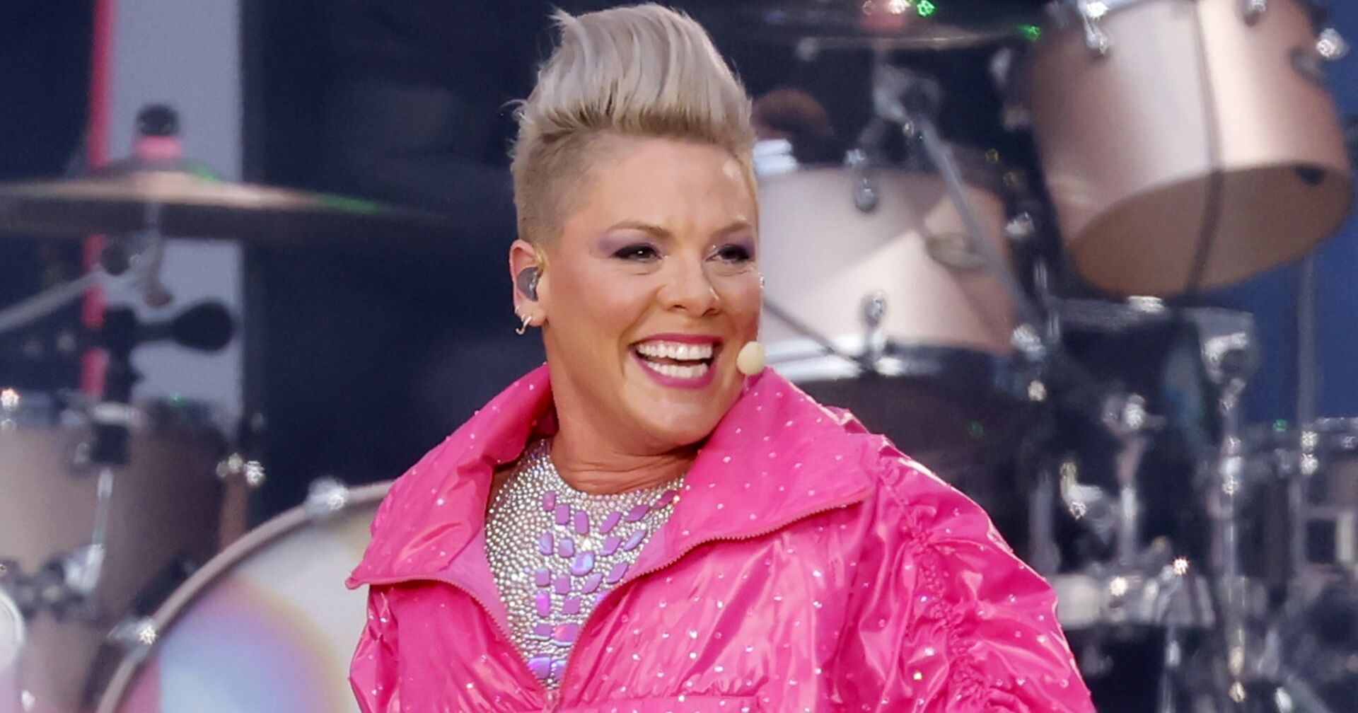 Pink in Großaufnahme lachend auf der Bühne während eines Auftritts