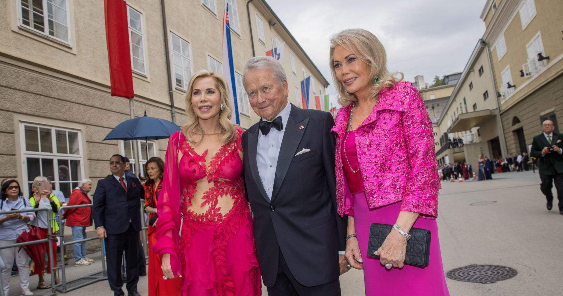 Wolfgang Porsche mit Gabriele Prinzessin zu Leiningen und ihrer Mutter Renate Thyssen bei der Festspieleröffnung.
