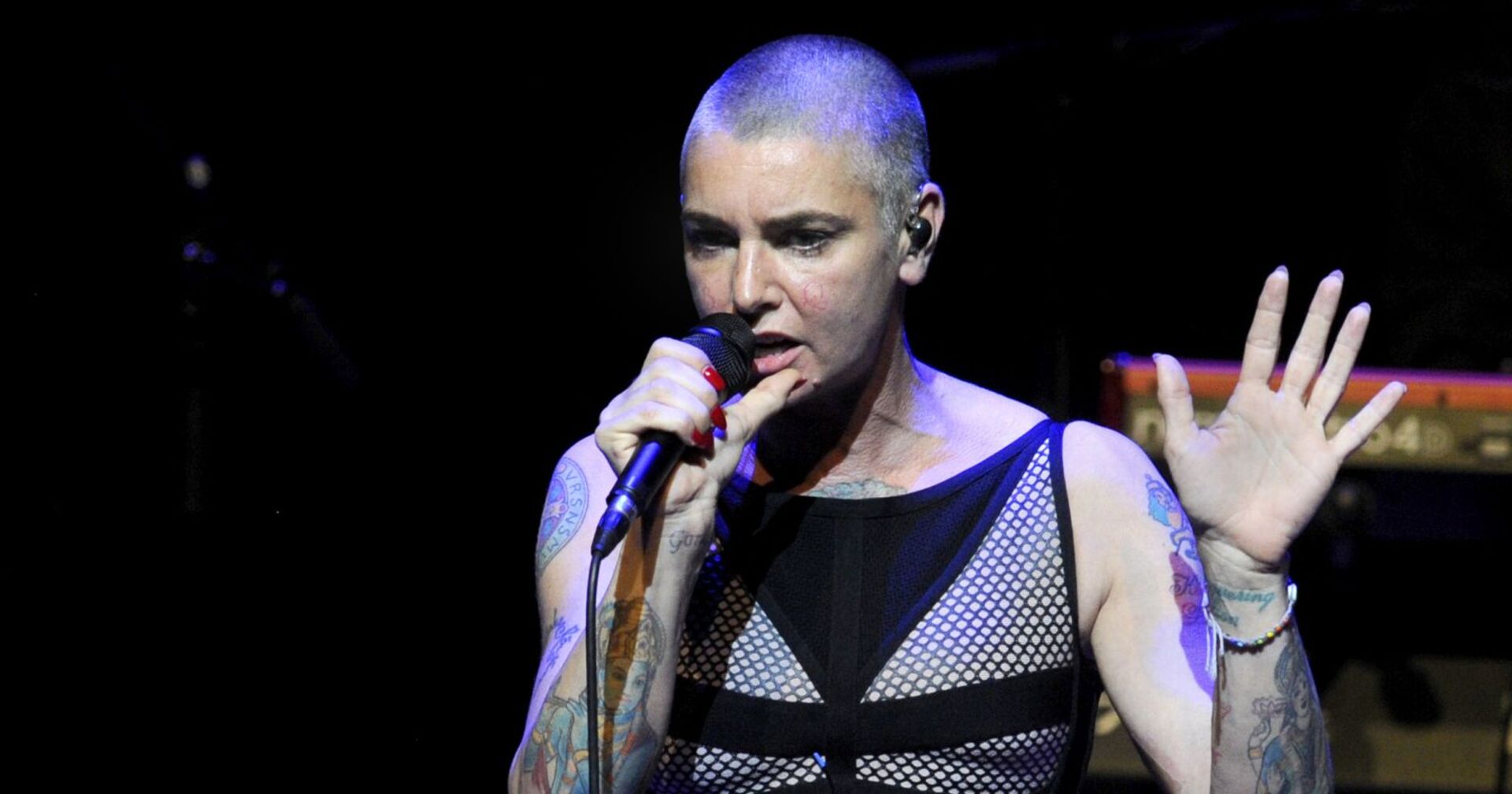 Sinéad O'Connor singt auf der Bühne.