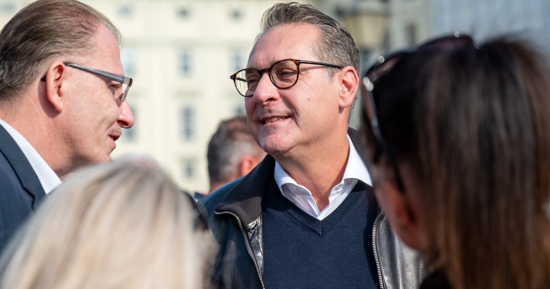 HC Strache in einer Menschenmenge vor der Wienerhofburg