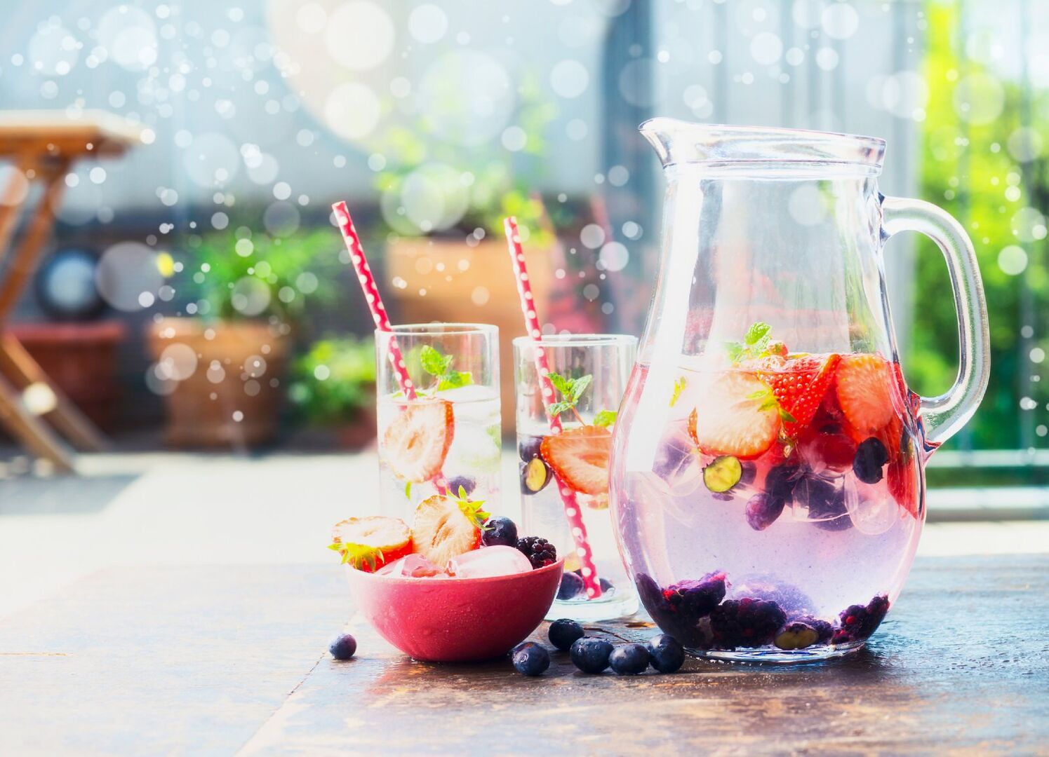 Krug mit Wasser und Früchten | Credit: iStock.com/vicuschka