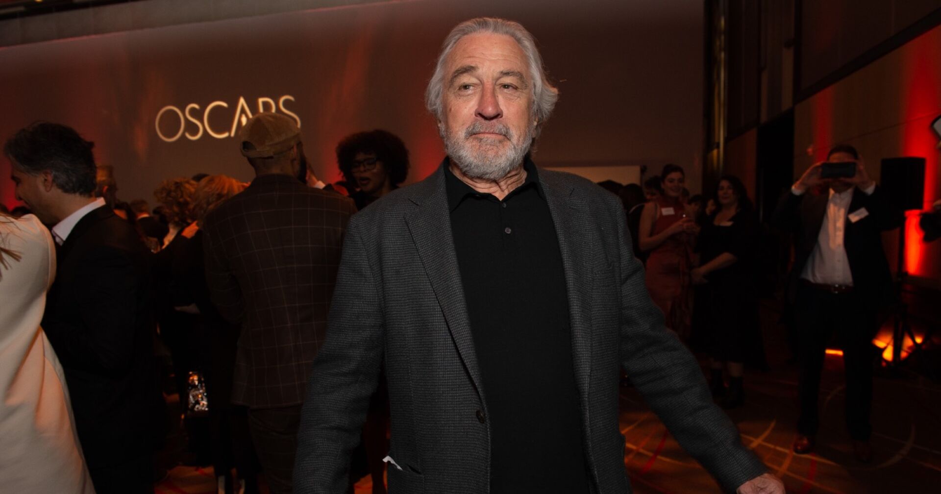 Der einen Anzug tragende Robert De Niro auf einer Oscar-Party