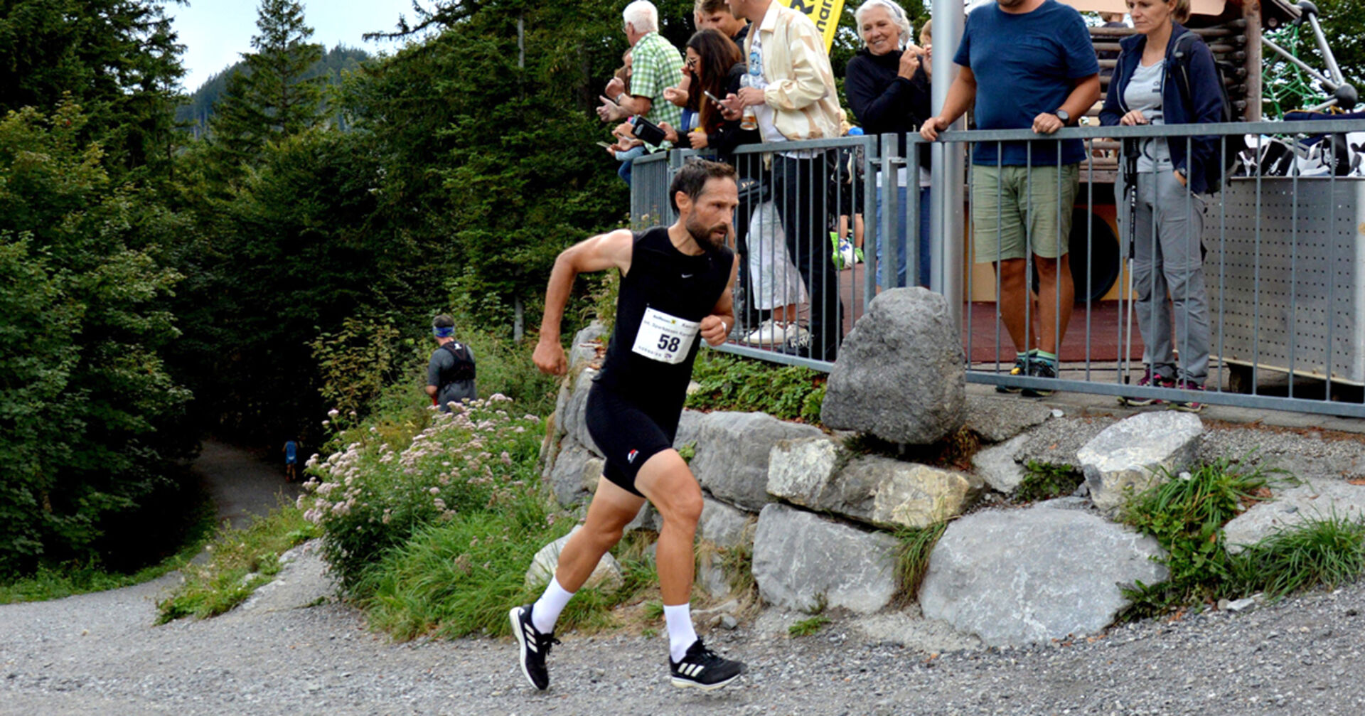 Für die Sportbegeisterten gilt es die Strecke von 3,7 Kilometer Länge und 512 Höhenmeter von der Tal- bis zur Bergstation zu erklimmen.