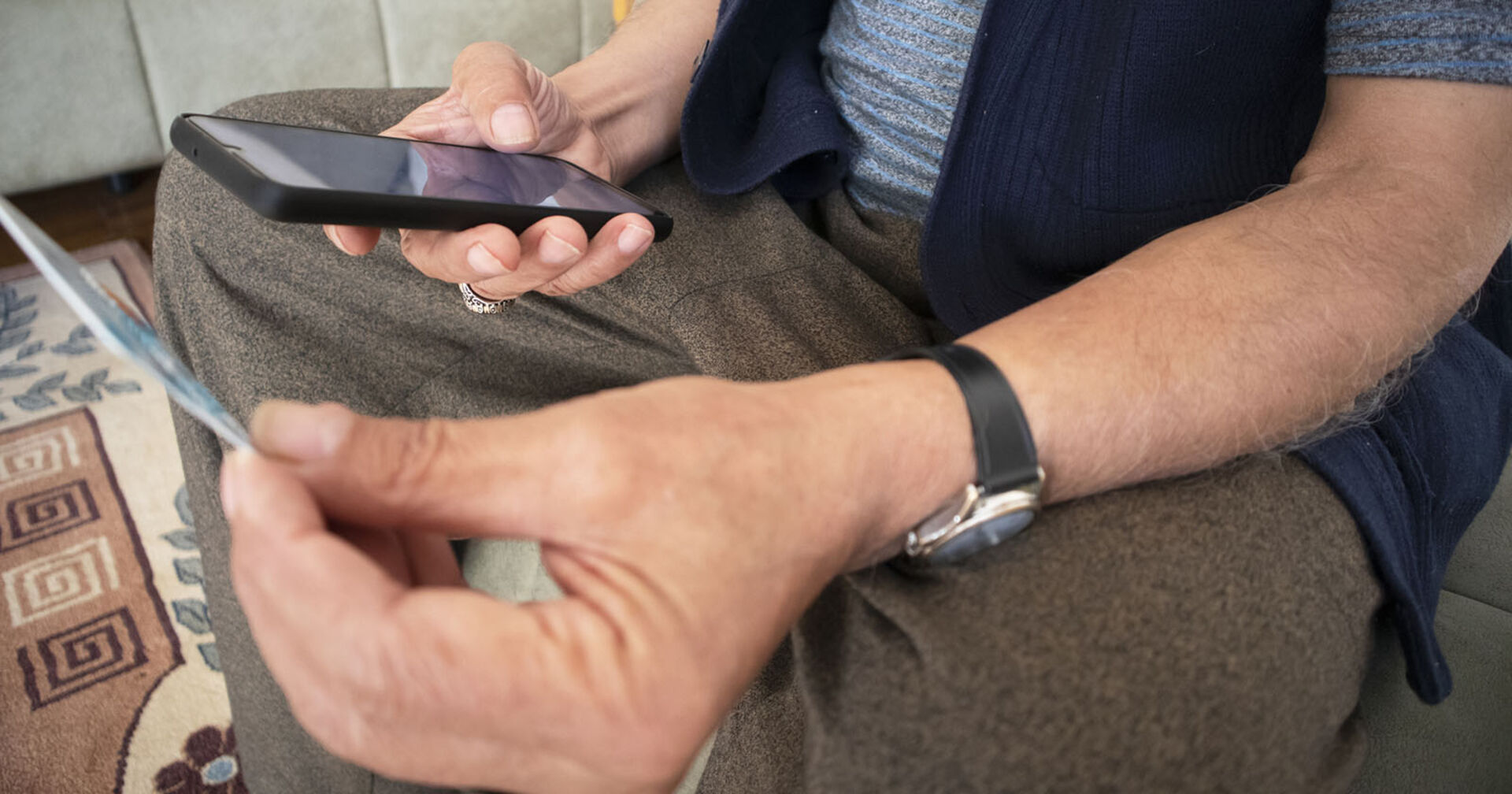 Pensionist überweist am Smartphone Geld