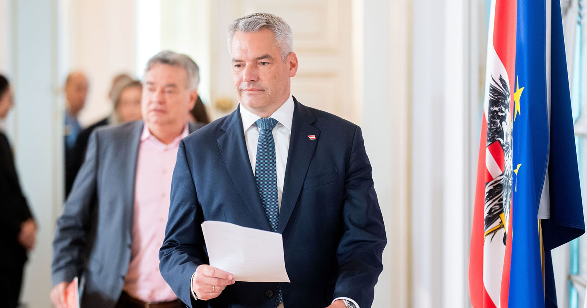 Bundeskanzler Karl Nehammer und Vizekanzler Werner Koglerim Rahmen einer Pressekonferenz zu neuen Maßnahmen gegen die Teuerung.