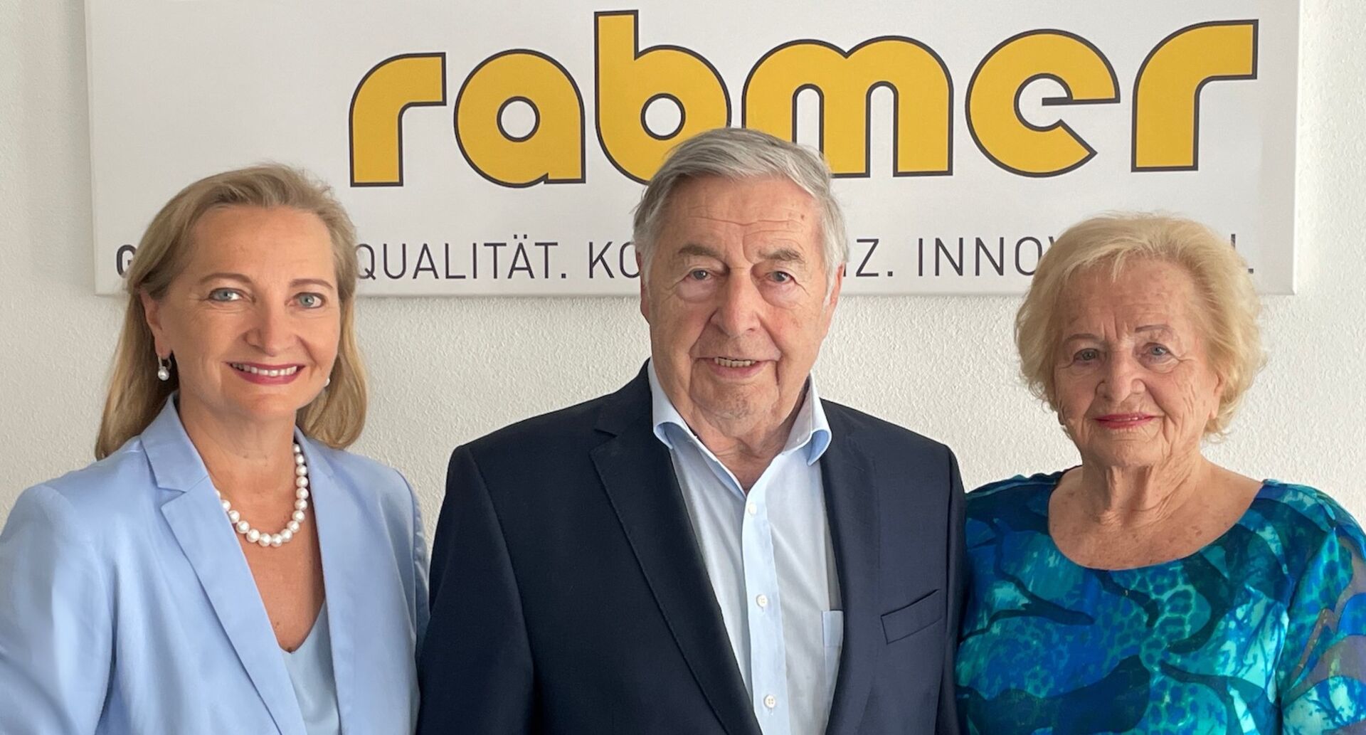 Geschäftsführerin Ulrike Rabmer-Koller mit ihren Eltern Josef und Maria.