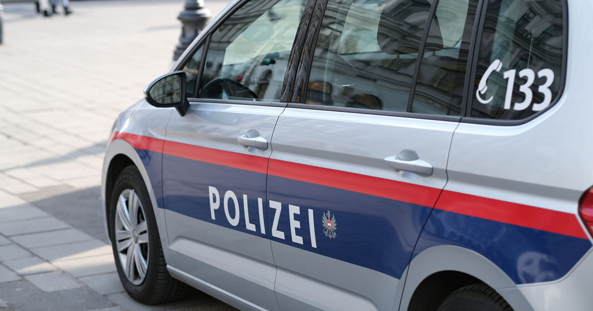 Polizeiauto auf einem Platz in Wien