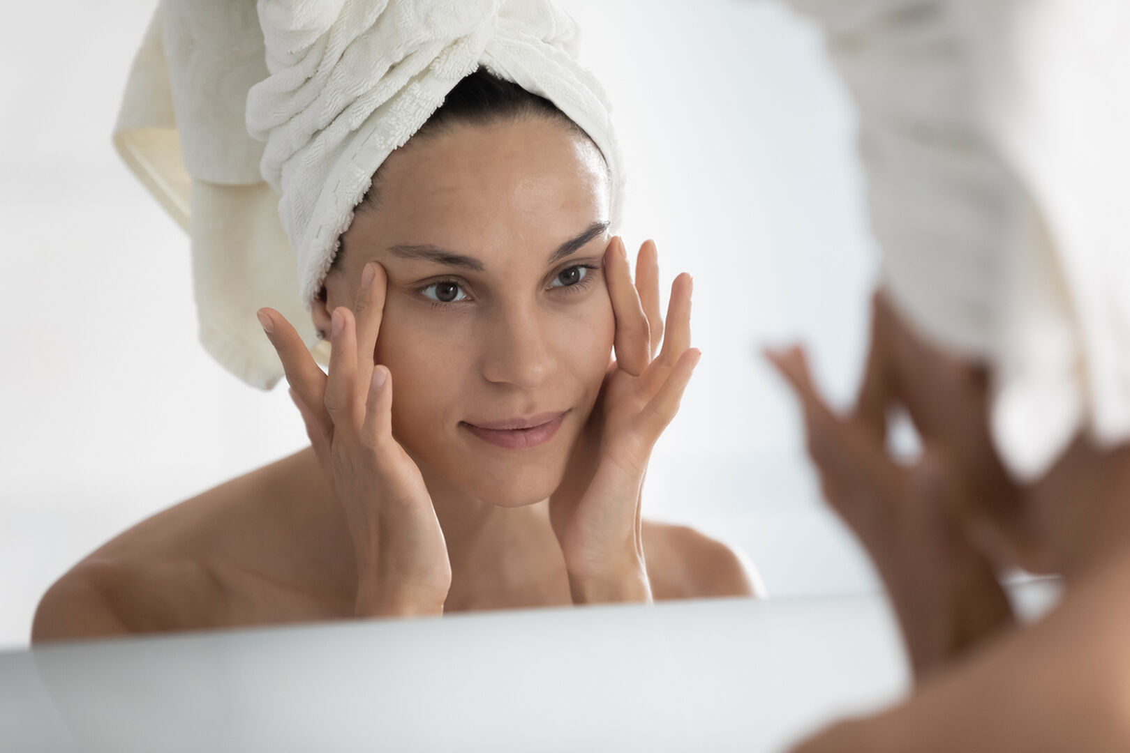Frau greift sich an ihre Augen | Credit: iStock.com/fizkes