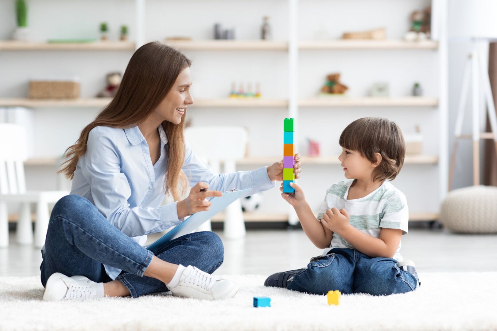 AuPair mit kleinem Jungen | Credit: iStock.com/Prostock-Studio