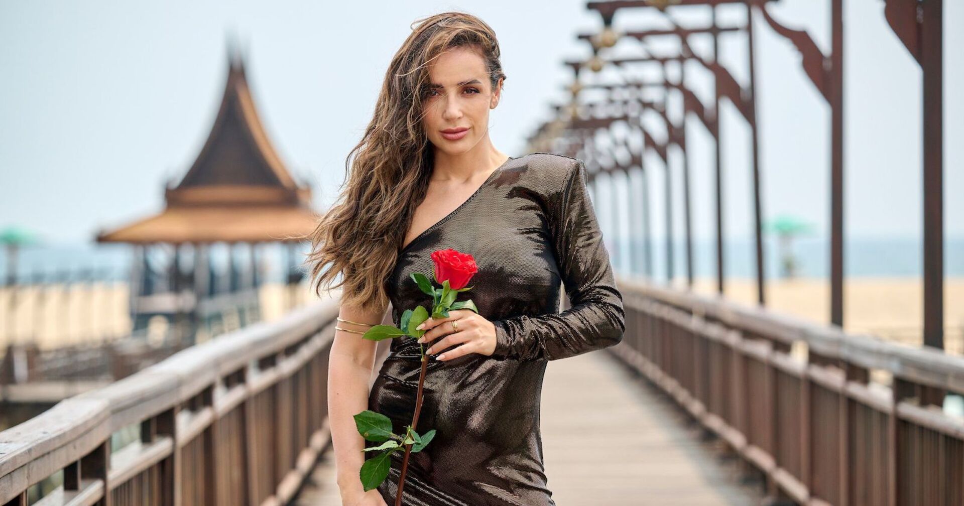 Bachelorette Jenny hält Rose in der Hand