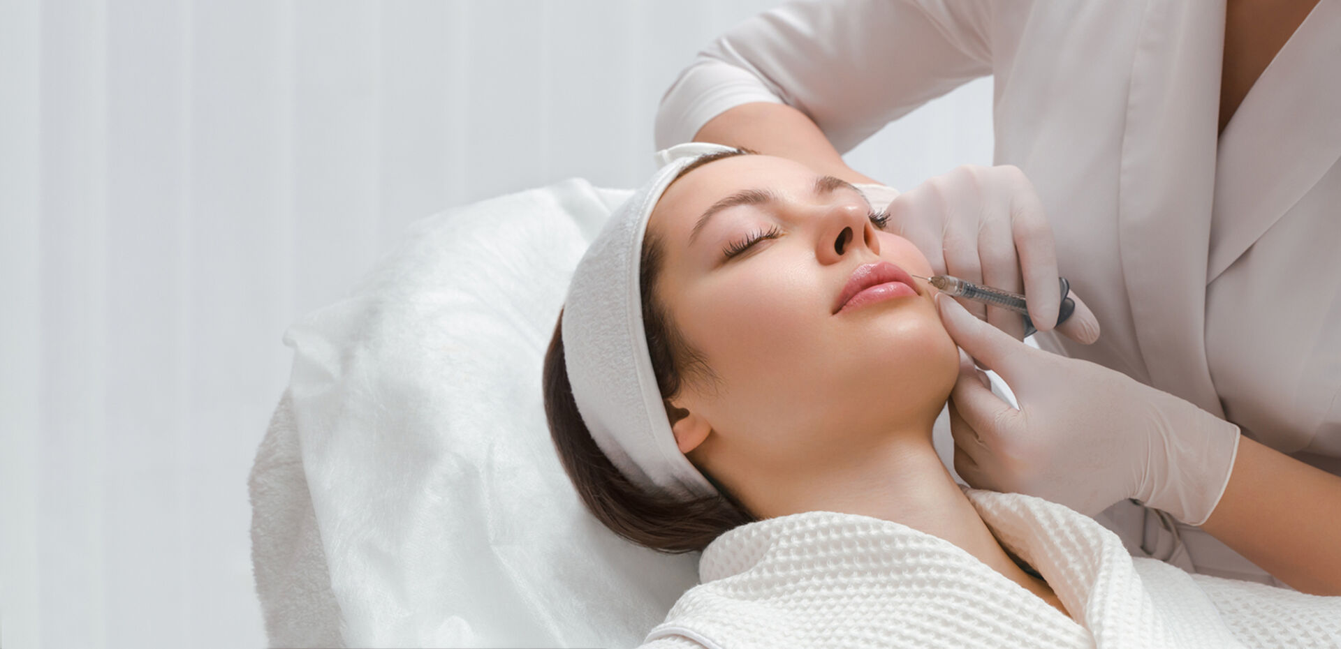 Frau bekommt Botox | Credit: iStock.com/Aleksandr Rybalko