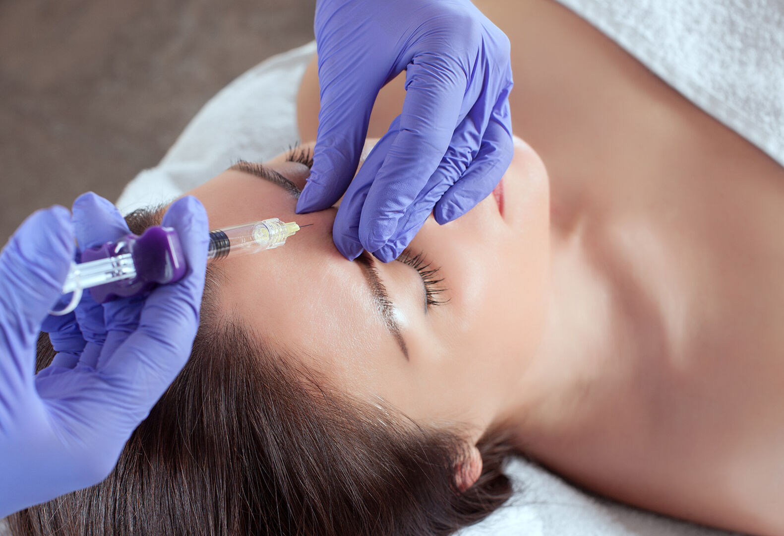 Frau bekommt Filler ins Gesicht | Credit: iStock.com/dimid_86