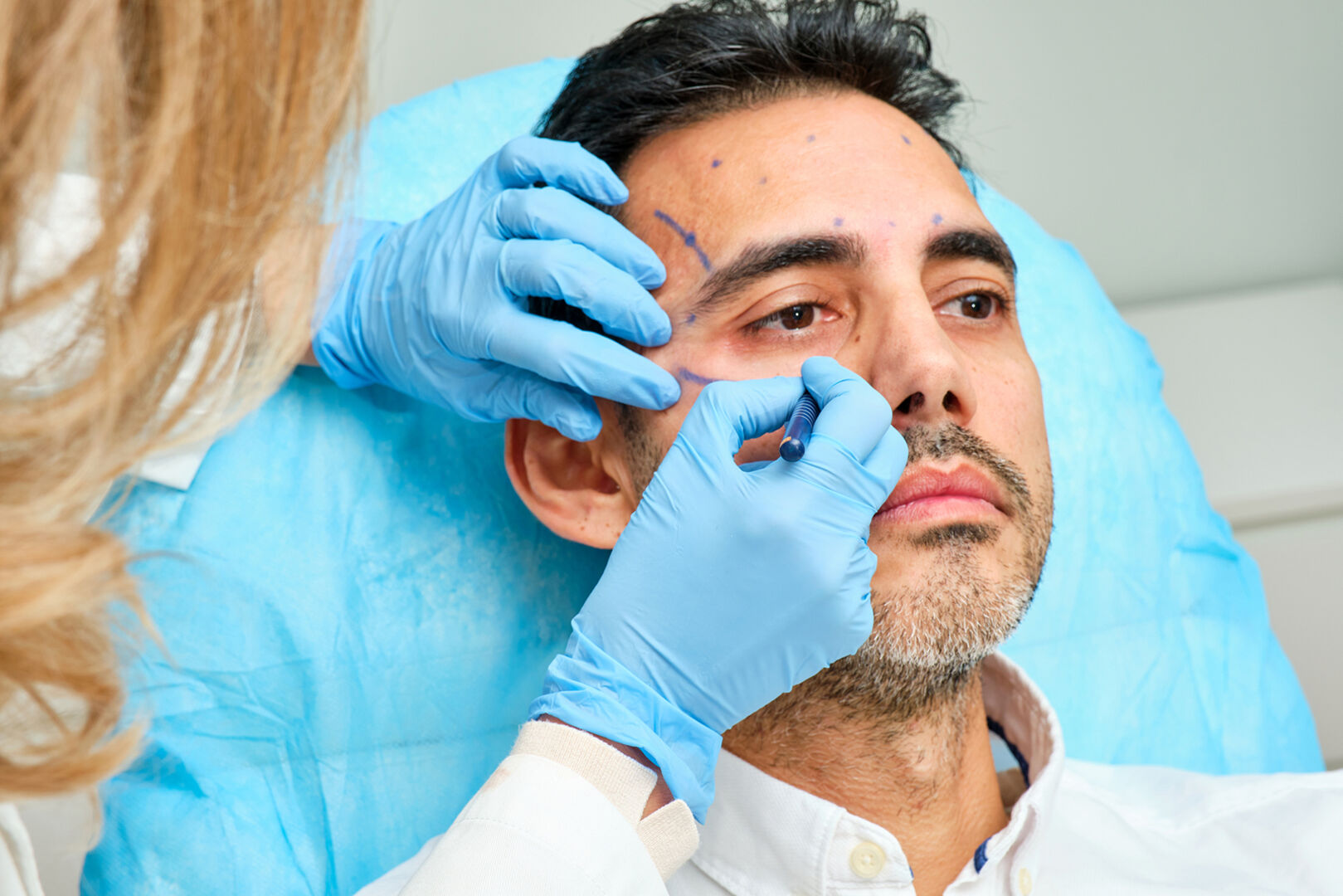 Mann bekommt Lidstraffung | Credit: iStock.com/Alvaro Moreno Perez