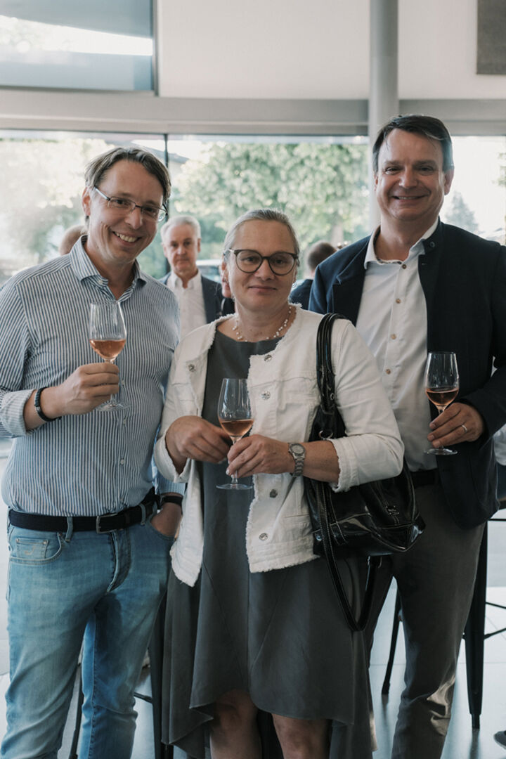 Philipp und Barbara Tomaselli (Tomaselli Bau) mit Jürgen Wehinger (Firma Wero) (v. li.).