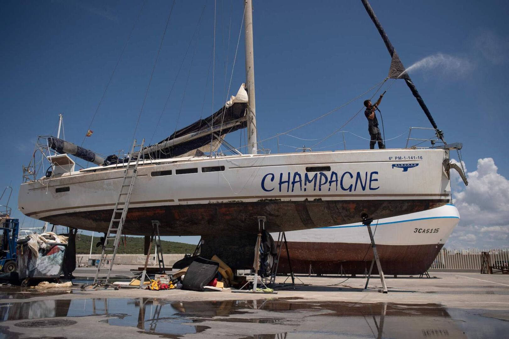 Ein Segelboot, das angegriffen wurde.