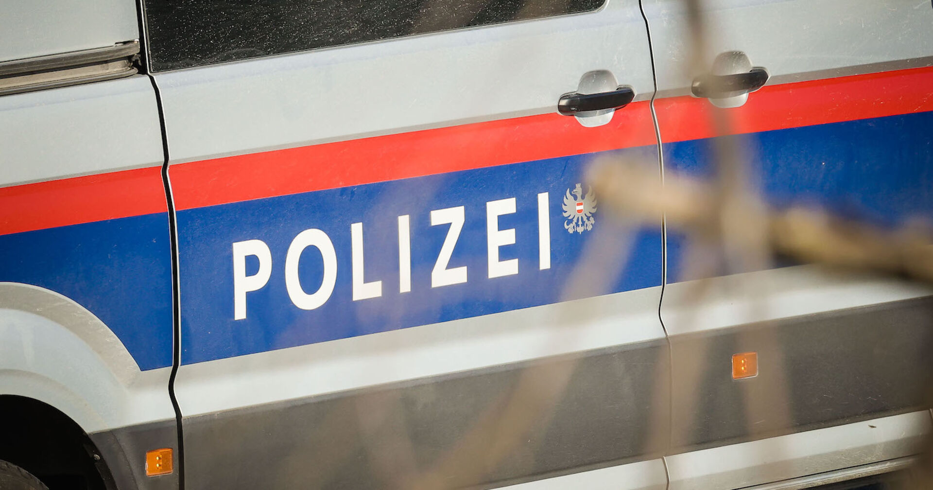 Seitenansicht eines Polizeiautos