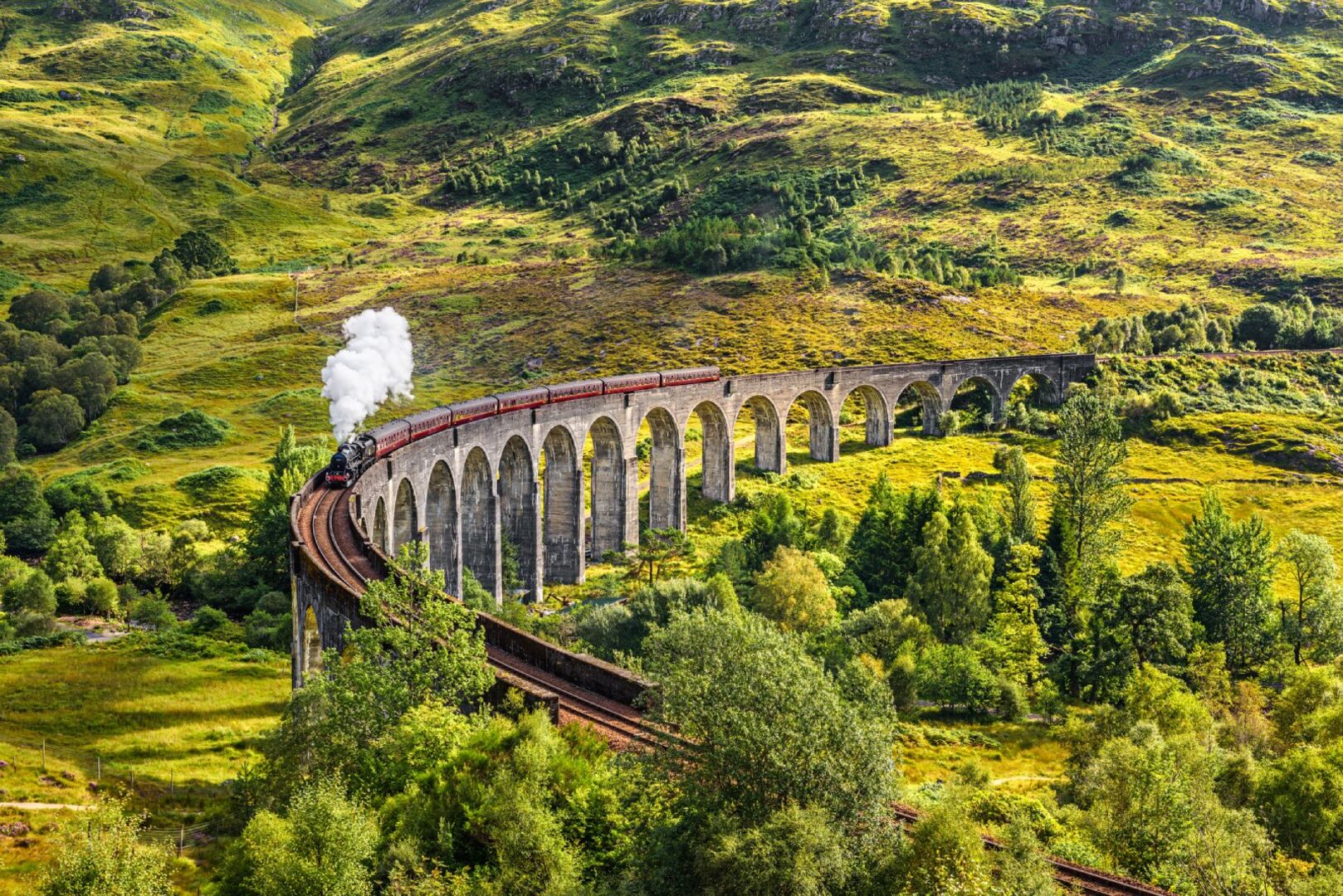 Zug fährt durch Schottland | Credit: iStock.com/miroslav_1