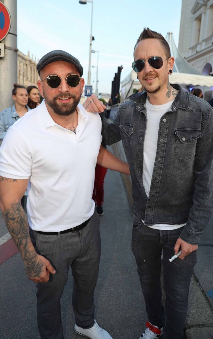 Seiler &amp; Speer mit coolen Sonnenbrillen beim Amadeus Austrian Music Award 2022.