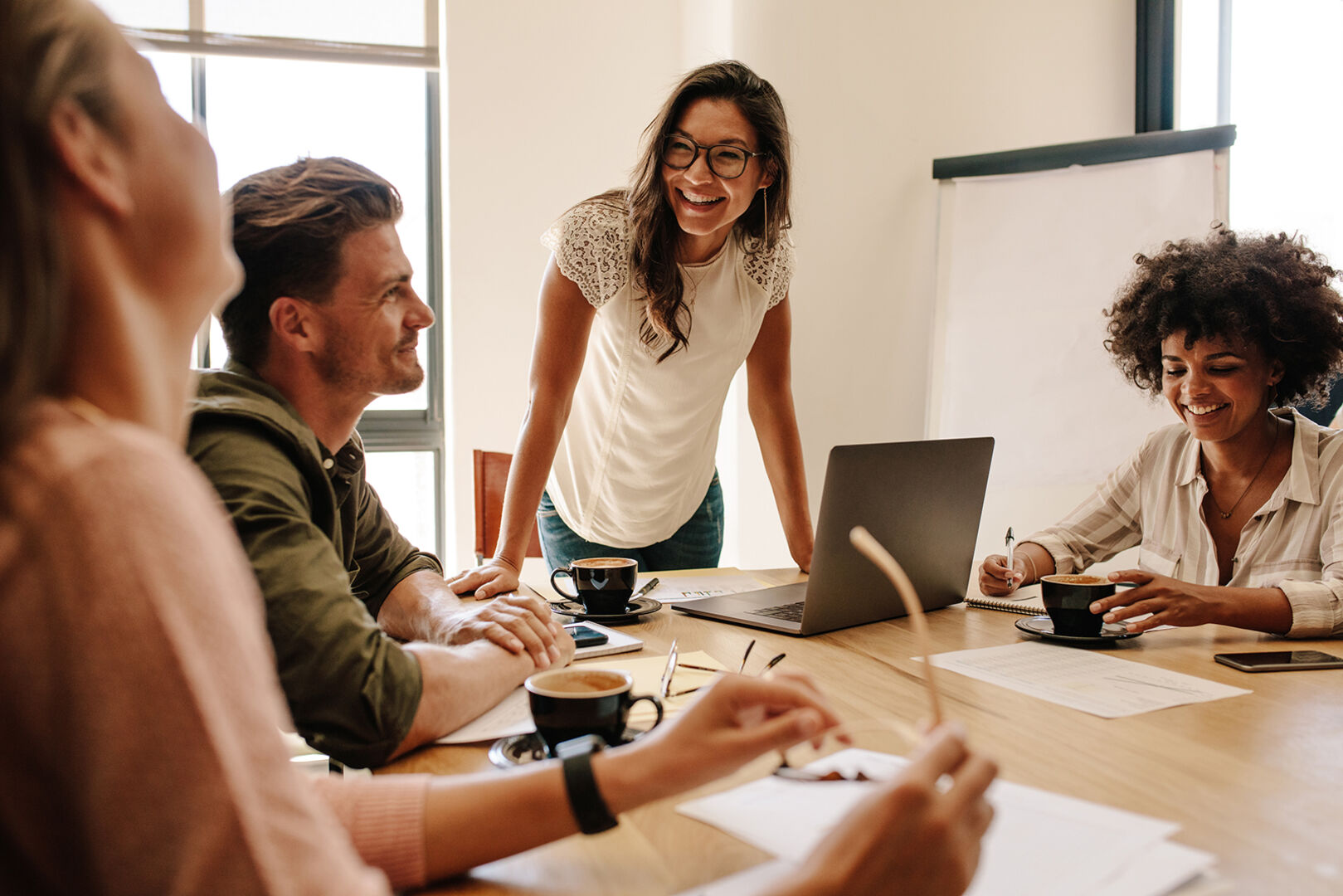 Junge Vertreterinnen und Vertreter eines Teams bei einer gemeinsamen Konferenz | Credit: iStock.com/jacoblund