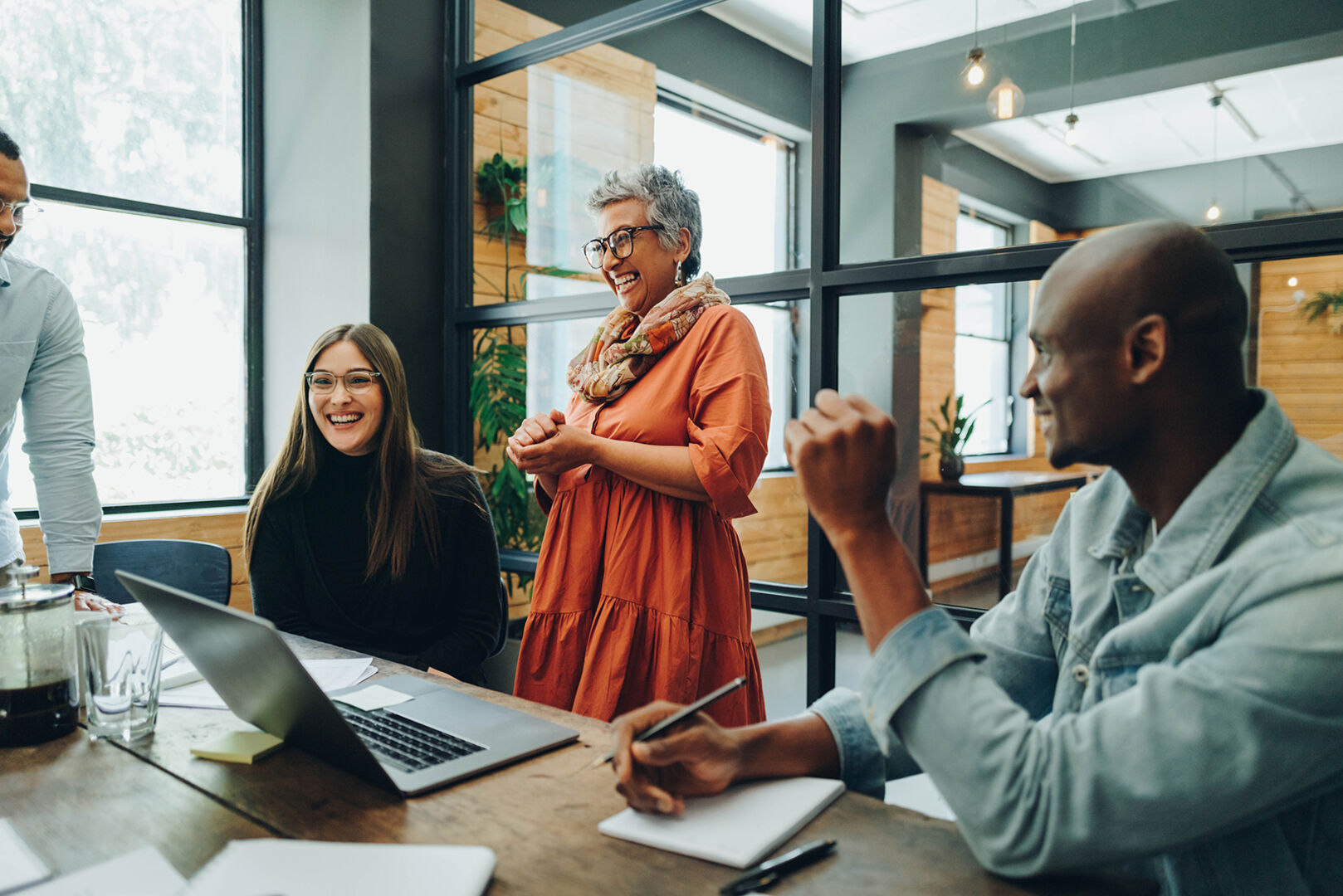 Unterschiedliche Kulturen und Generationen versammeln sich an einem Tisch | Credit: iStock.com/jacoblund