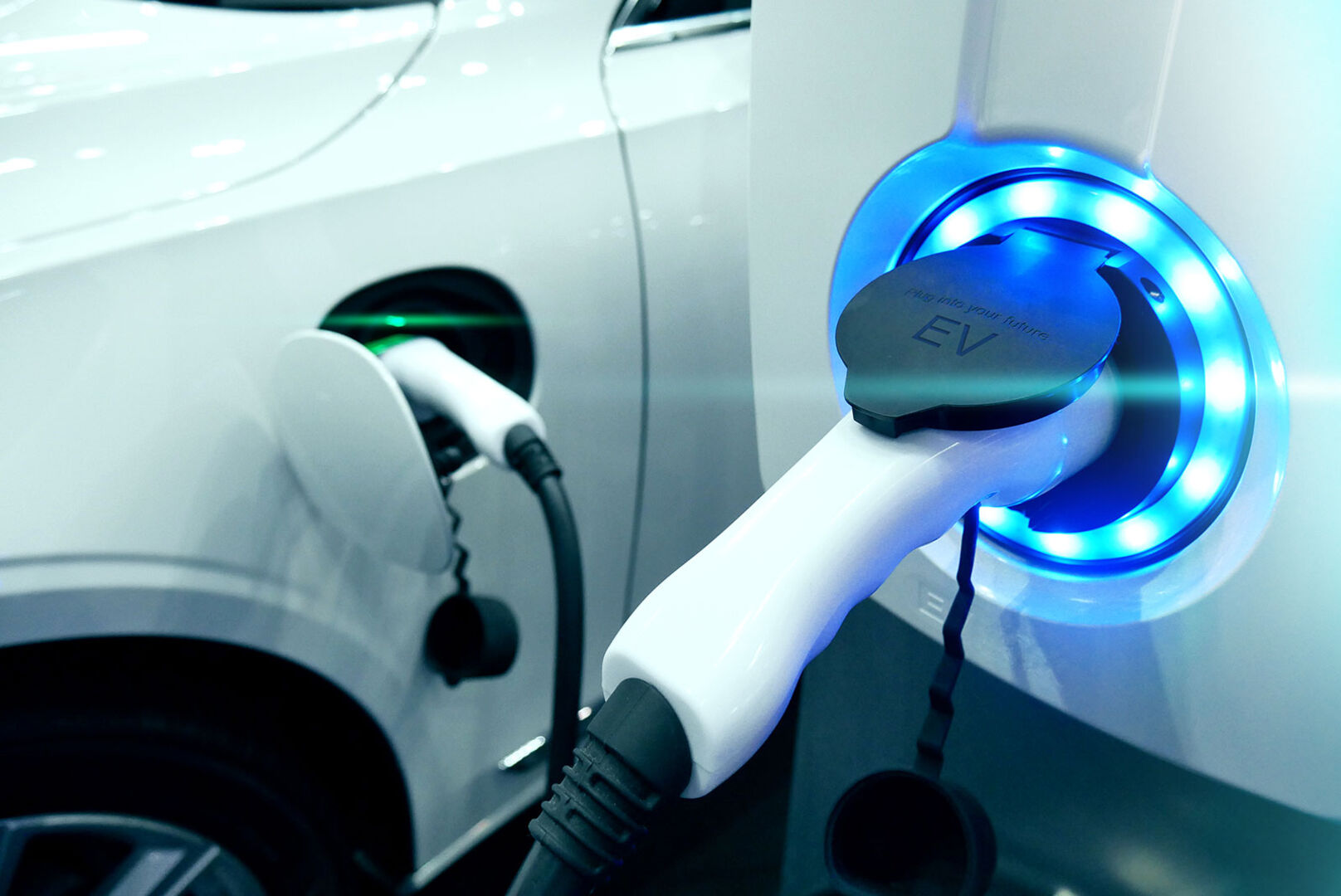 E-Auto bei der Ladestation | Credit: iStock.com/Facebook/PlargueDoctor