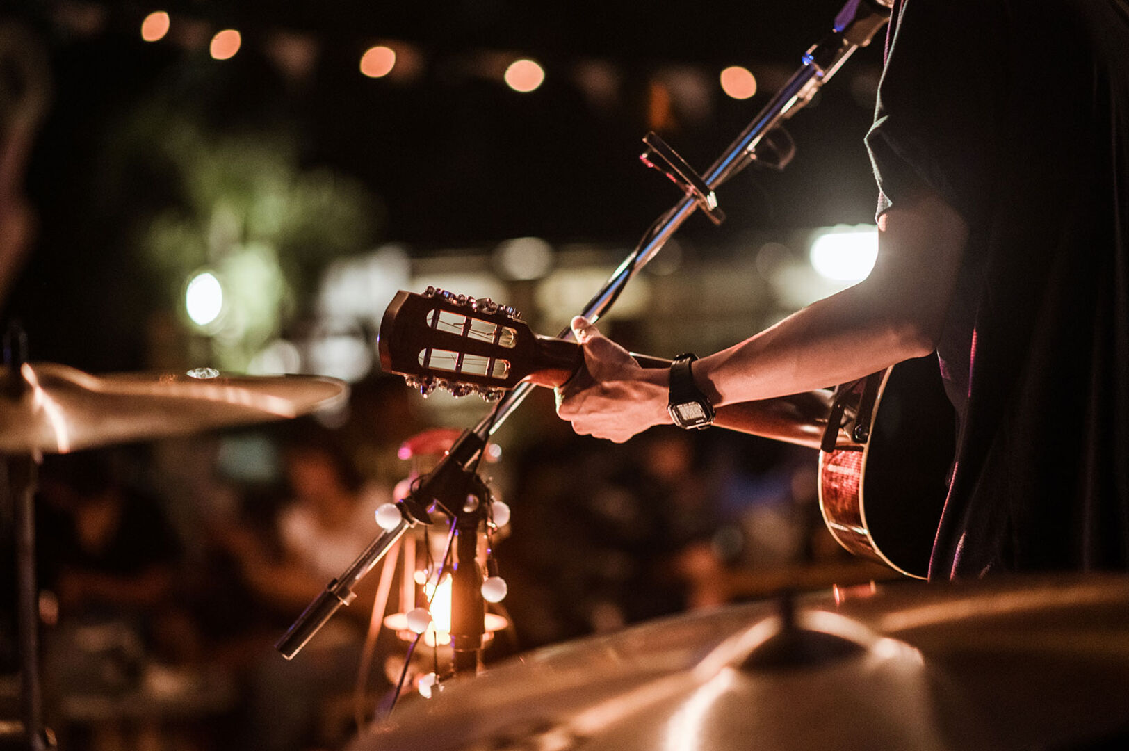 Gitarrist bei Live-Auftritt | Credit: iStock.com/Nutthaseth Vanchaichana