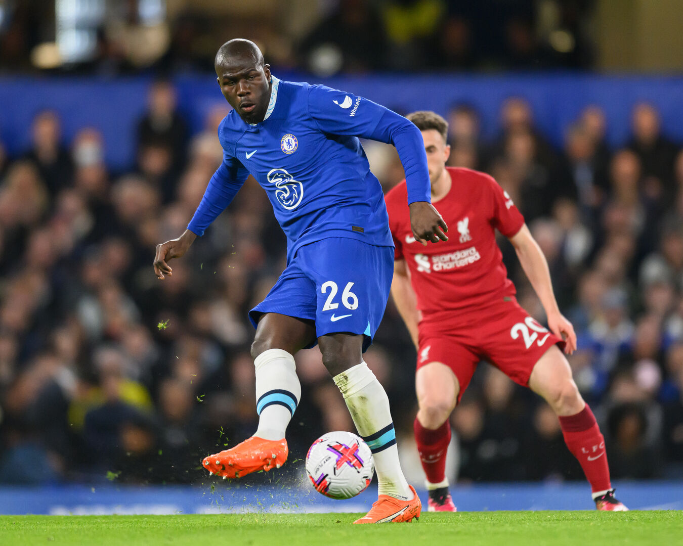Kalidou Koulibaly, der einen Pass spielt und von einem Gegenspieler von hinten beobachtet wird
