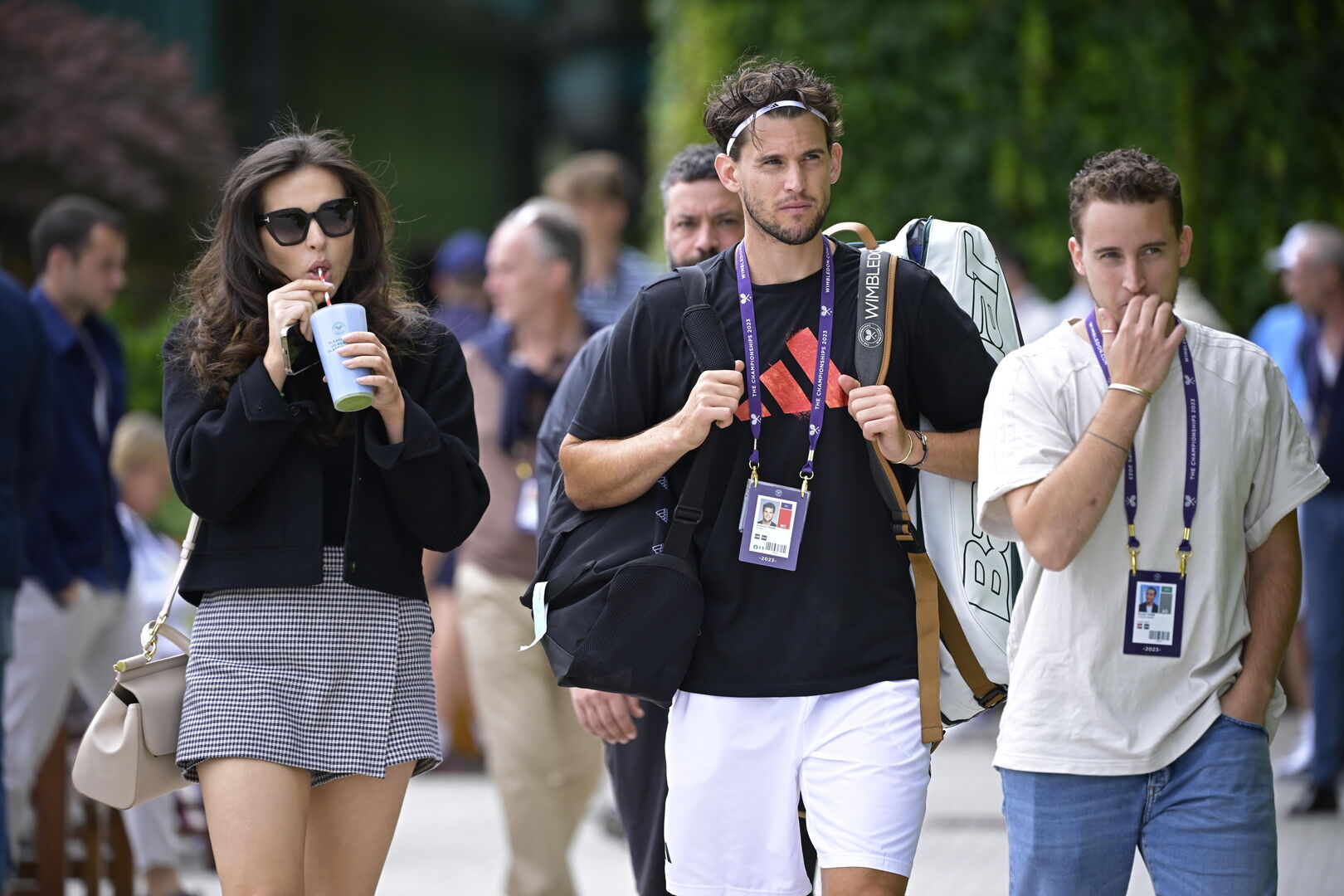 Dominic Thiem schlendert mit Lili Paul-Roncalli durch den Backstage-Bereich eines Tennisturniers