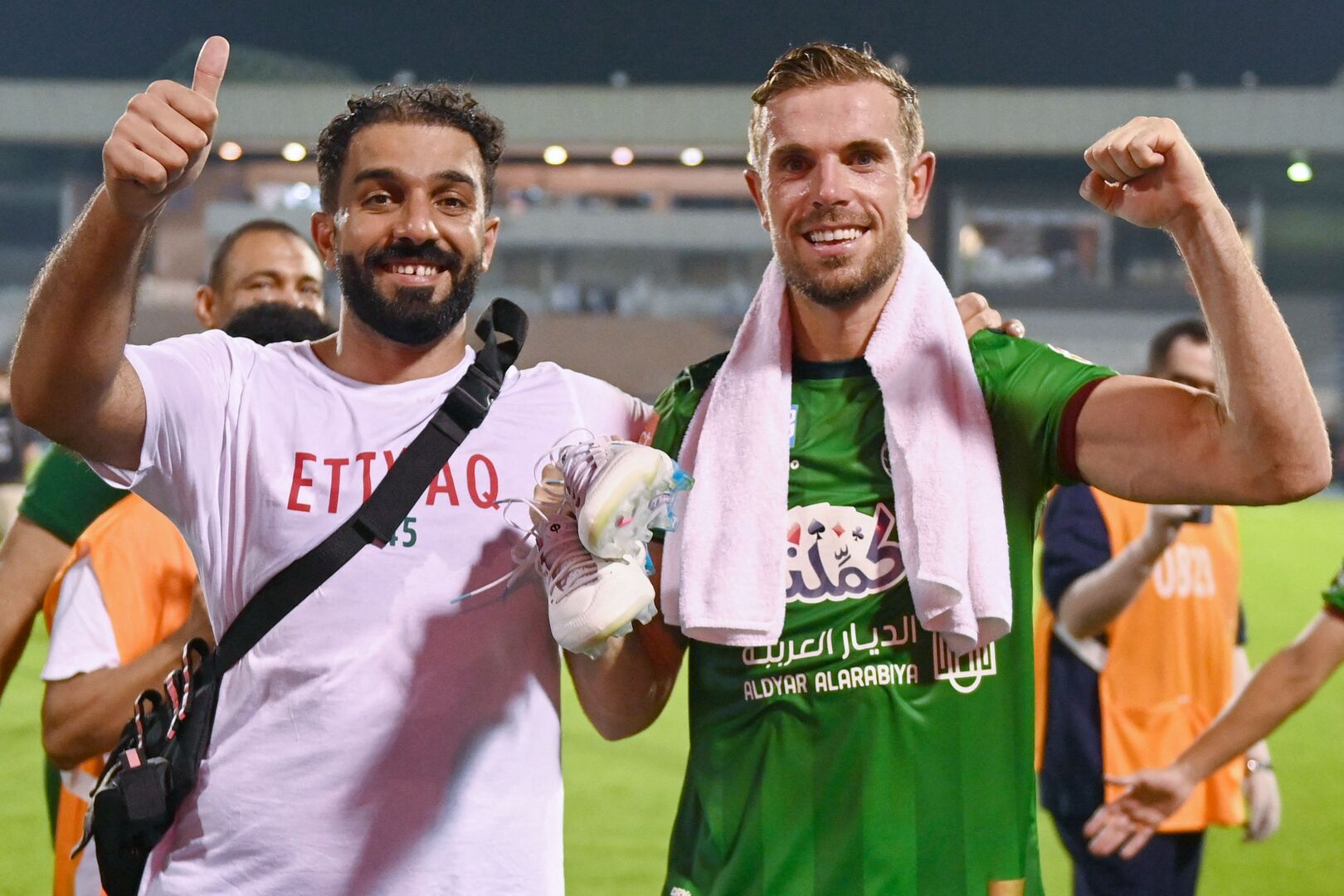 Jordan Henderson, der mit einem Fan am Spielfeldrand posiert