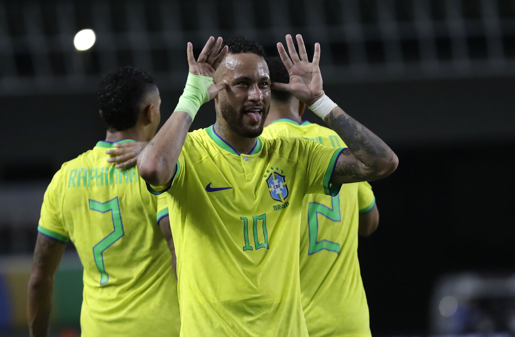 Neymar, der Grimassen für die Kamera schneidet