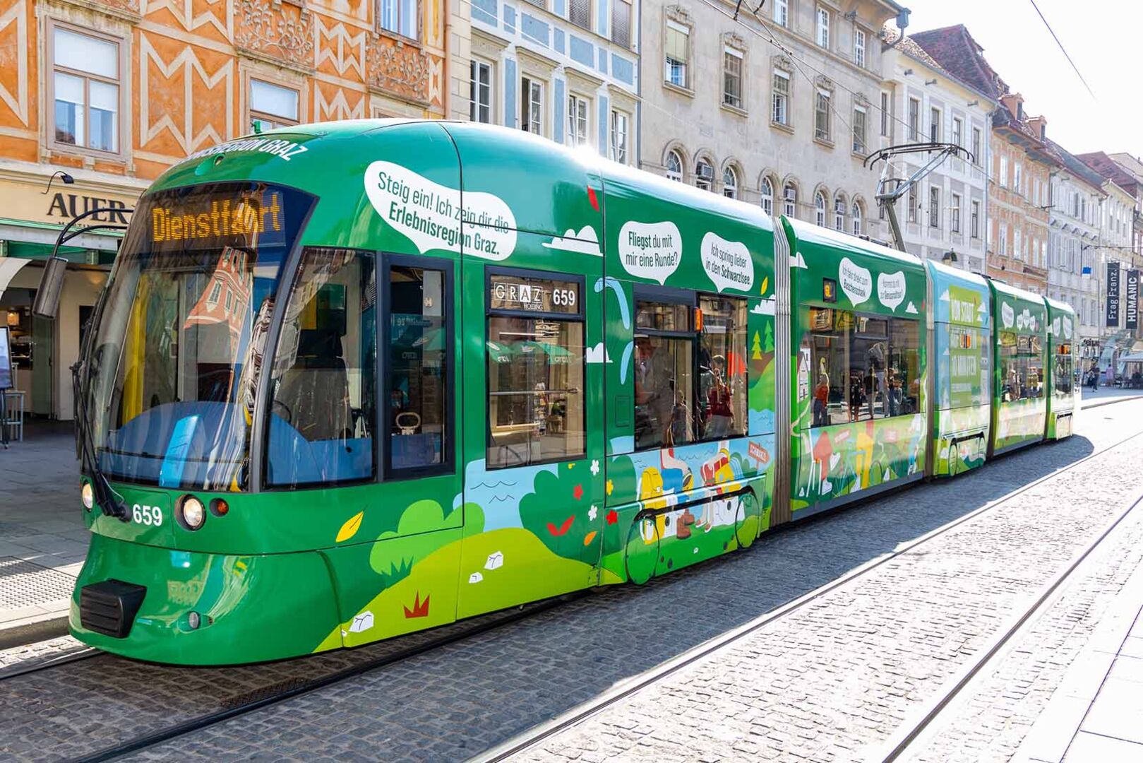 Die speziell gebrandete "Erlebnisregion Graz"-Straßenbahn am Hauptplatz.