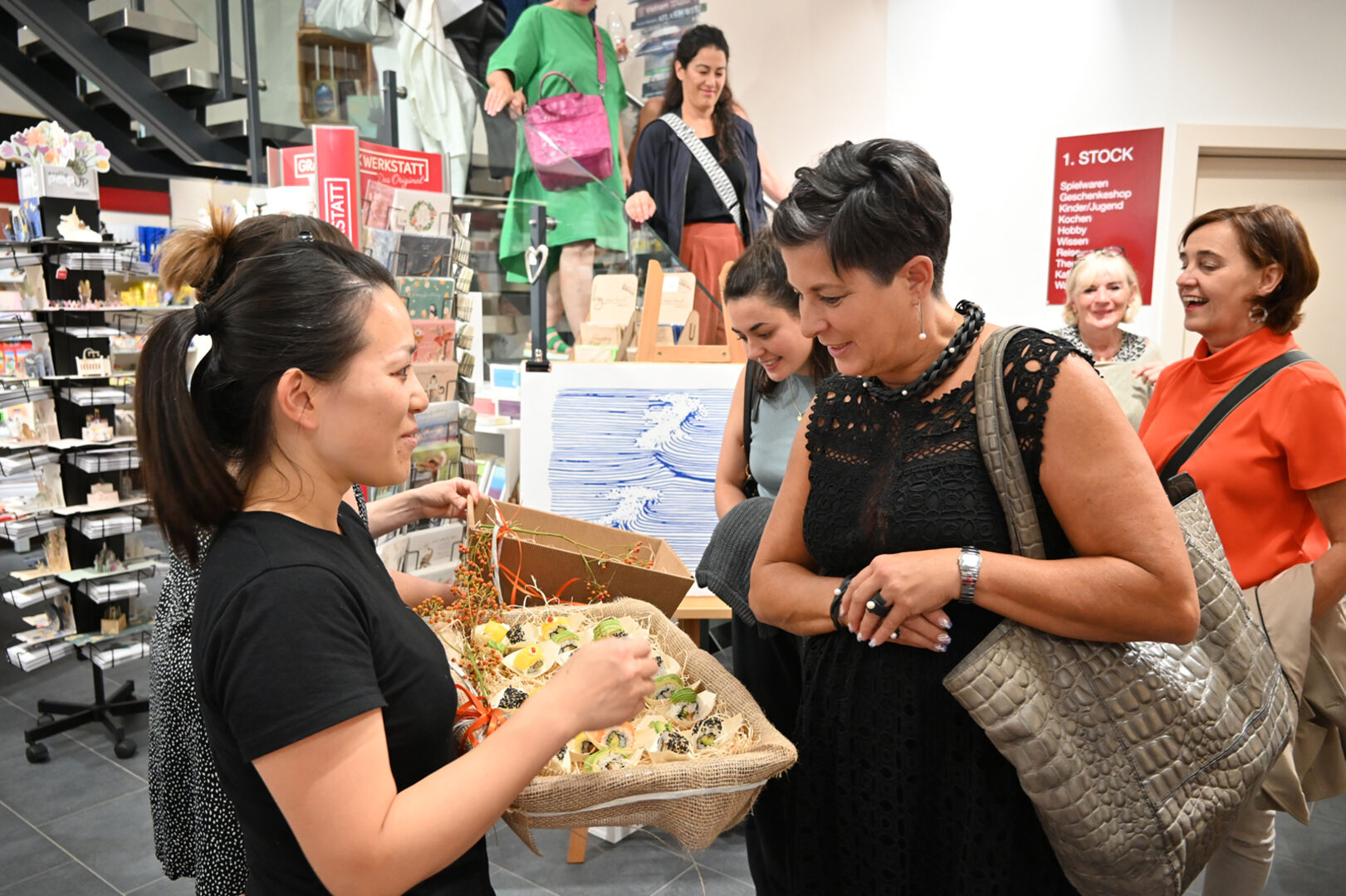 Kulinarische Köstlichkeiten von Hong Li M. Li (Asia Kitchen), mit Petra Mueller (Schmuck und Uhren Müller)